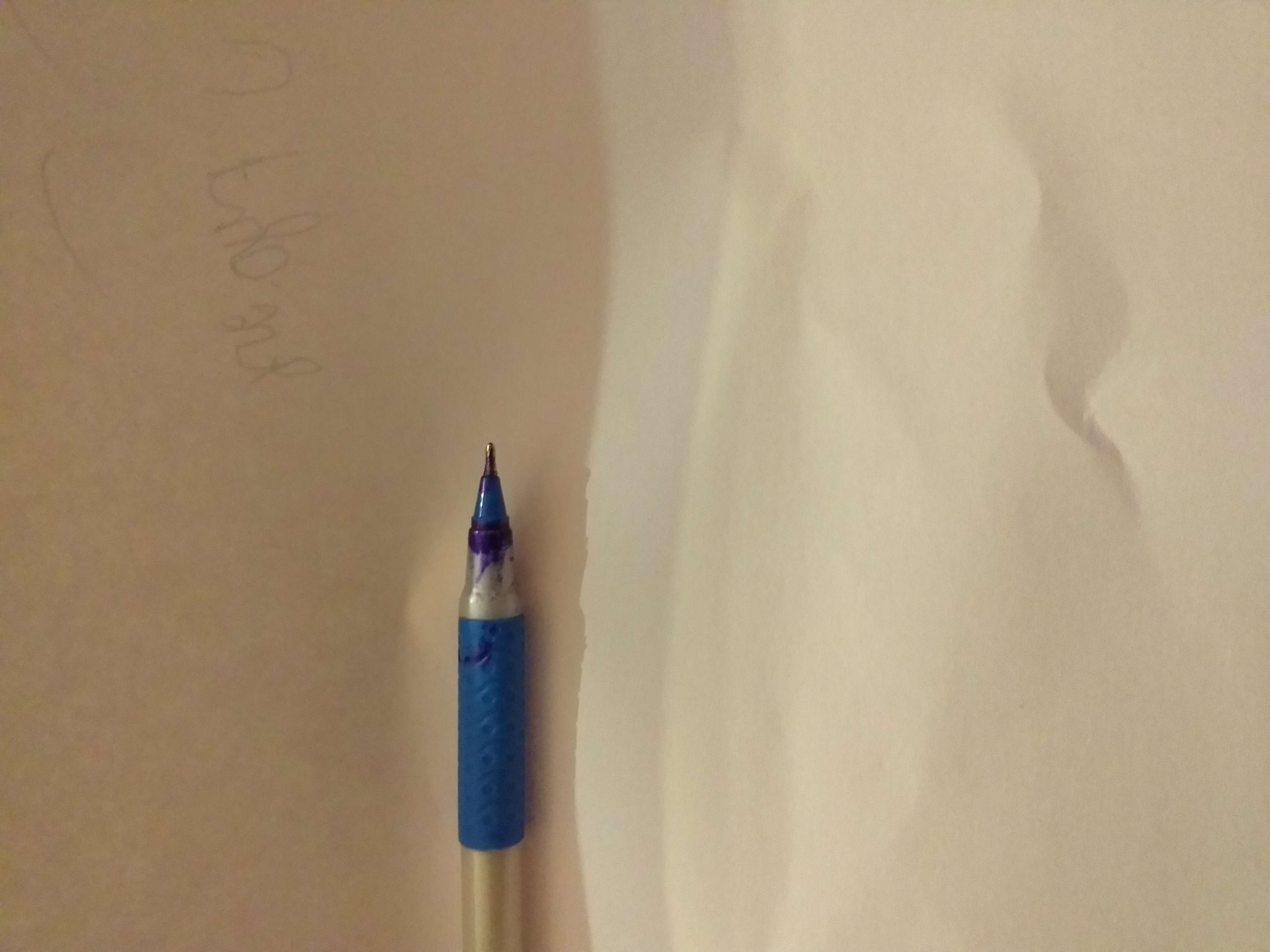 Фотография покупателя товара Ручка шариковая 0.7 мм, стержень синий, корпус белый с резиновым держателем и колпачком, МИКС