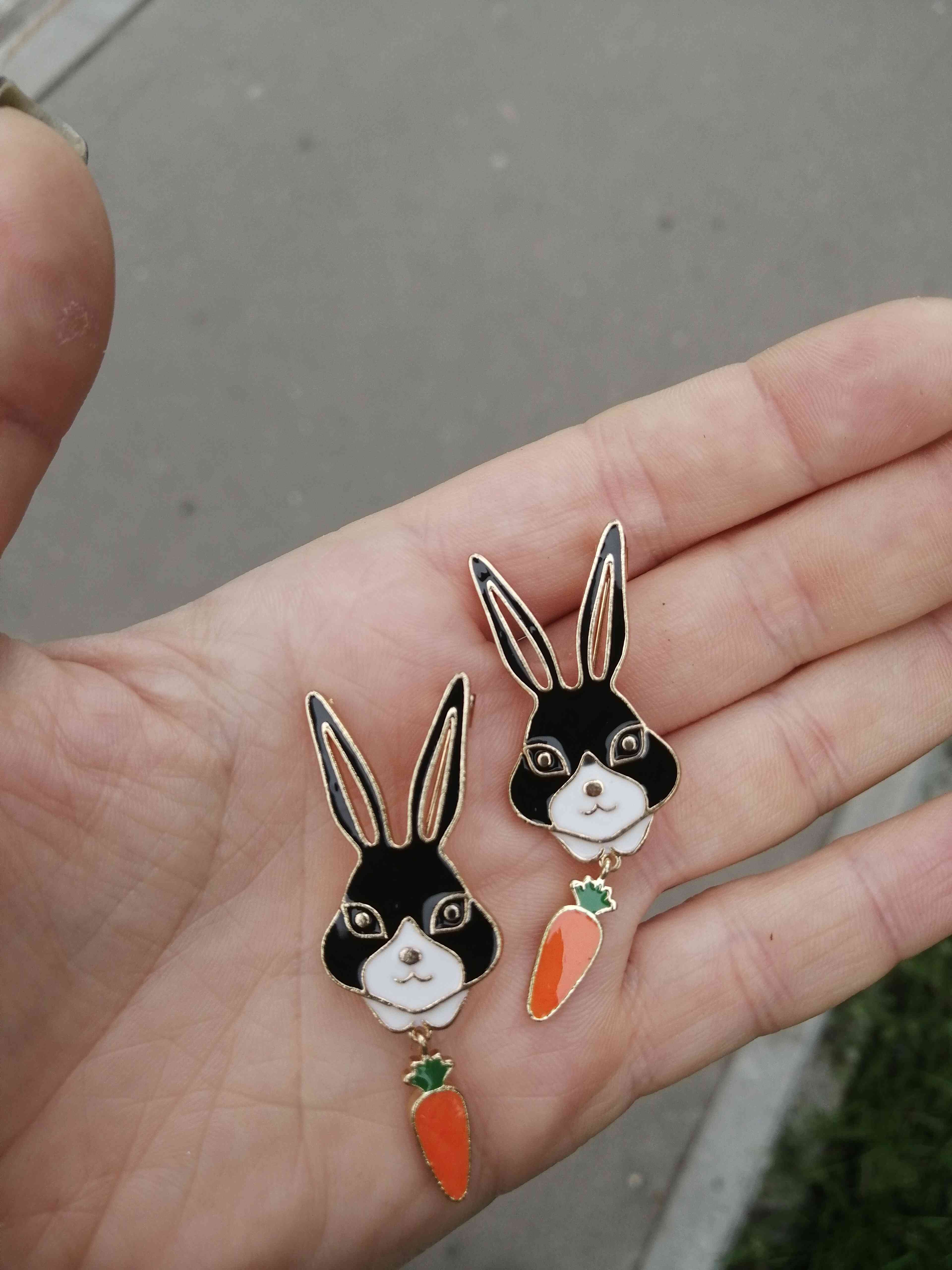 Фотография покупателя товара Брошь "Кролик с морковкой", цветная в золоте - Фото 1