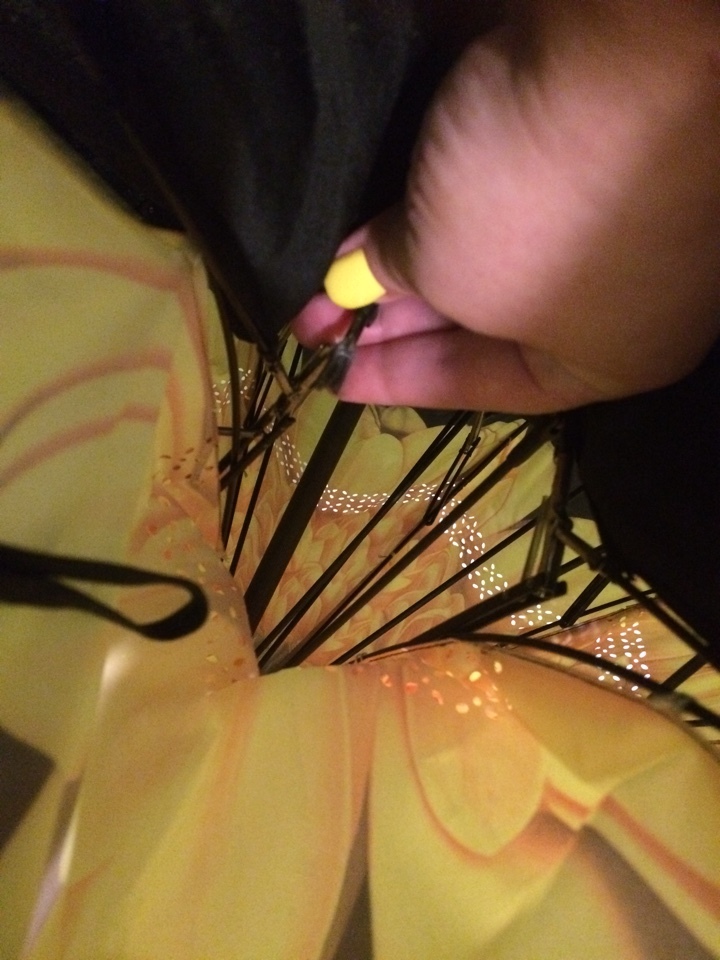 Фотография покупателя товара Зонт - наоборот механический «Цветок», прорезиненная ручка, 8 спиц, R = 56 см, цвет чёрный/жёлтый - Фото 4