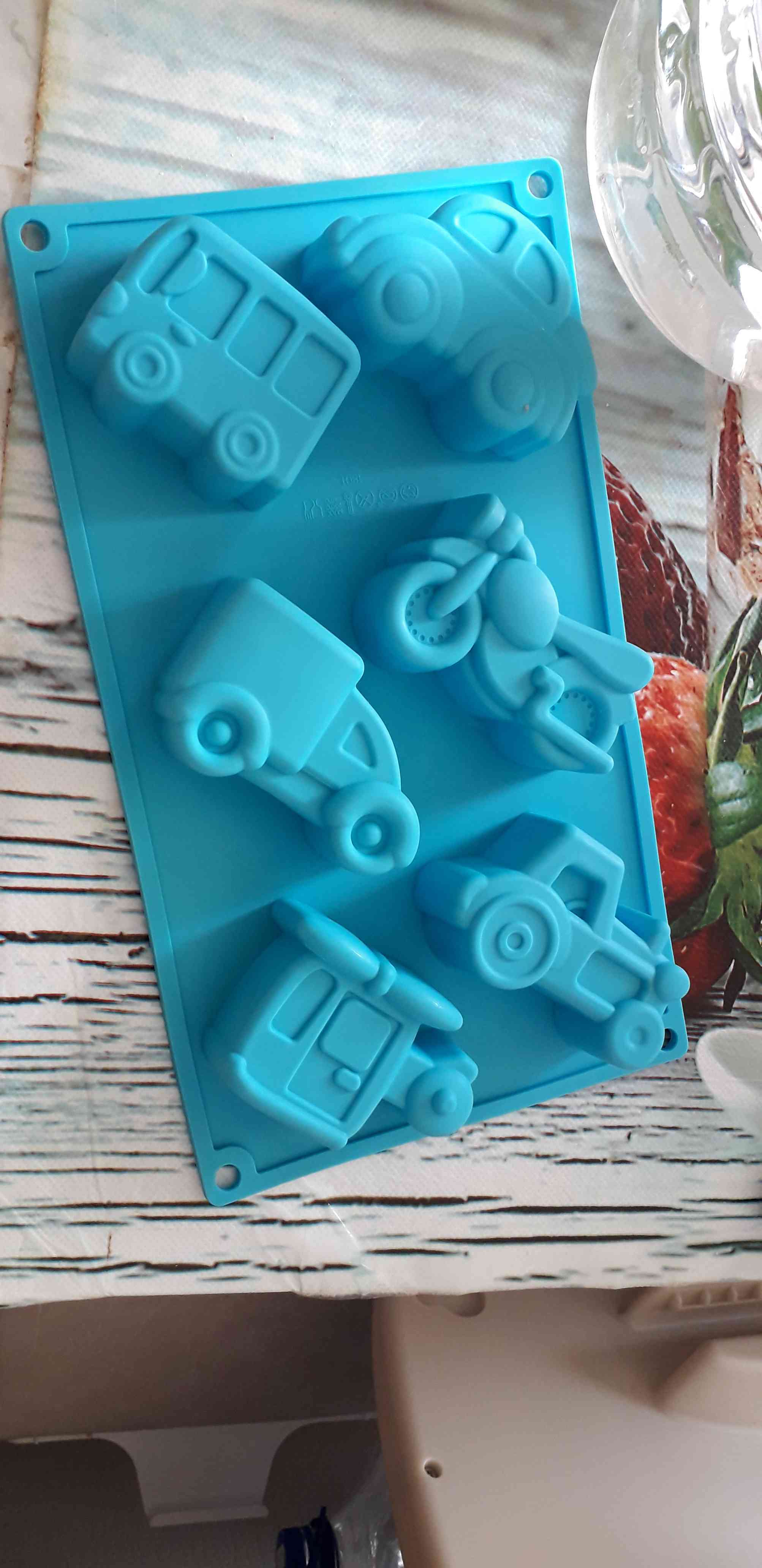 Фотография покупателя товара Форма силиконовая для выпечки Доляна «Транспорт», 30×17,5 см, 6 ячеек (9×5,5×3,5 см), цвет голубой