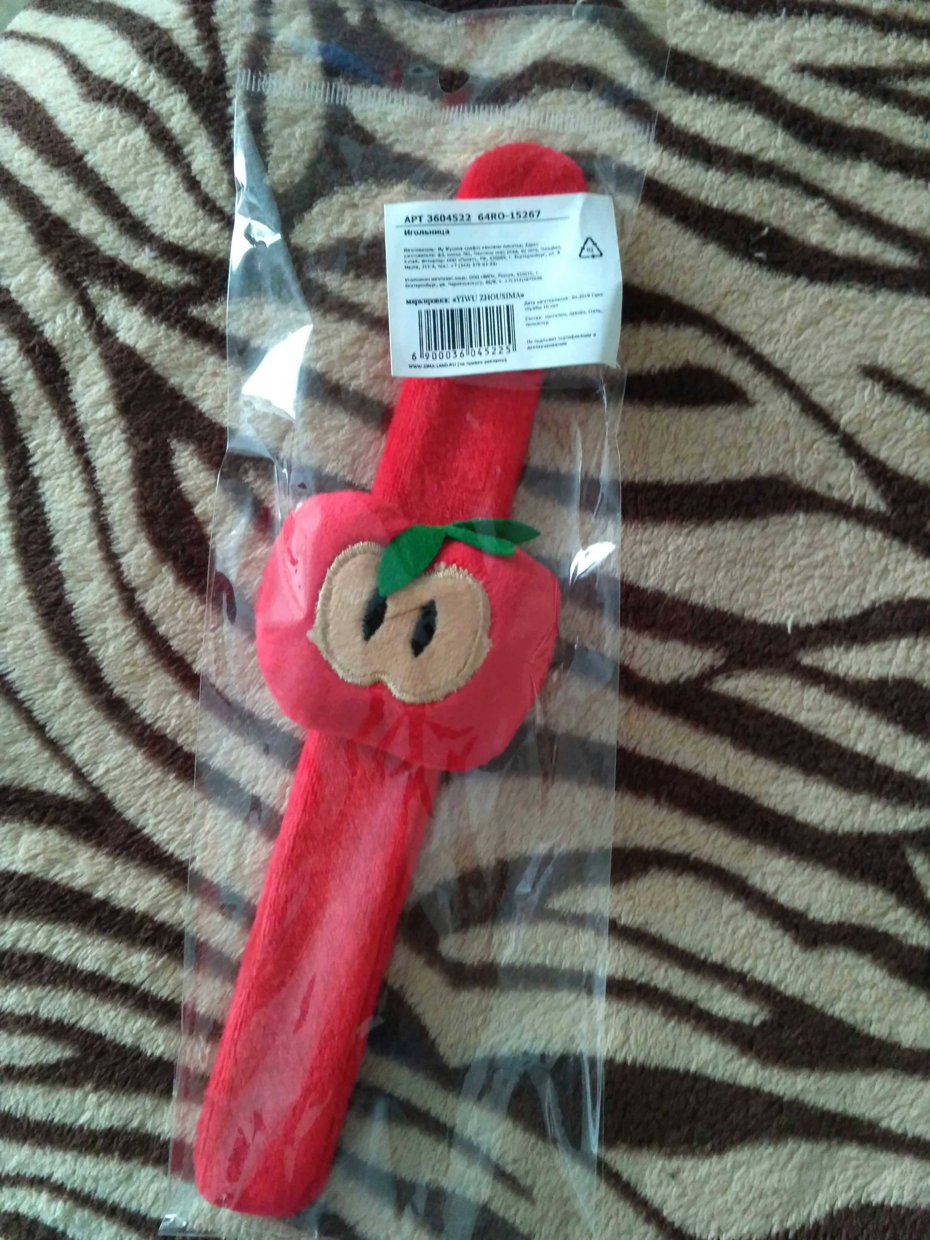 Фотография покупателя товара Игольница на браслете «Яблоко», 23 × 6,5 см, цвет красный - Фото 3