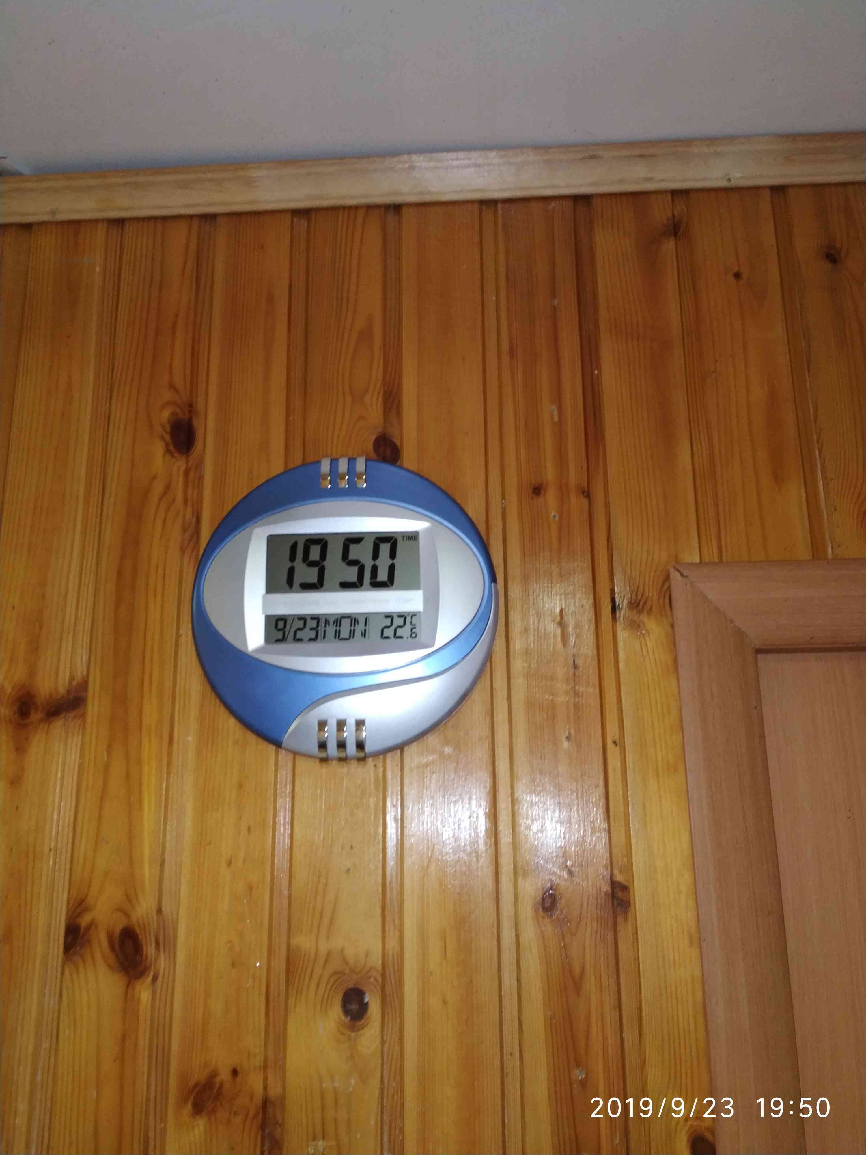 Фотография покупателя товара Часы электронные настенные, настольные, с будильником, 26 х 26 см, 2 АА, синие
