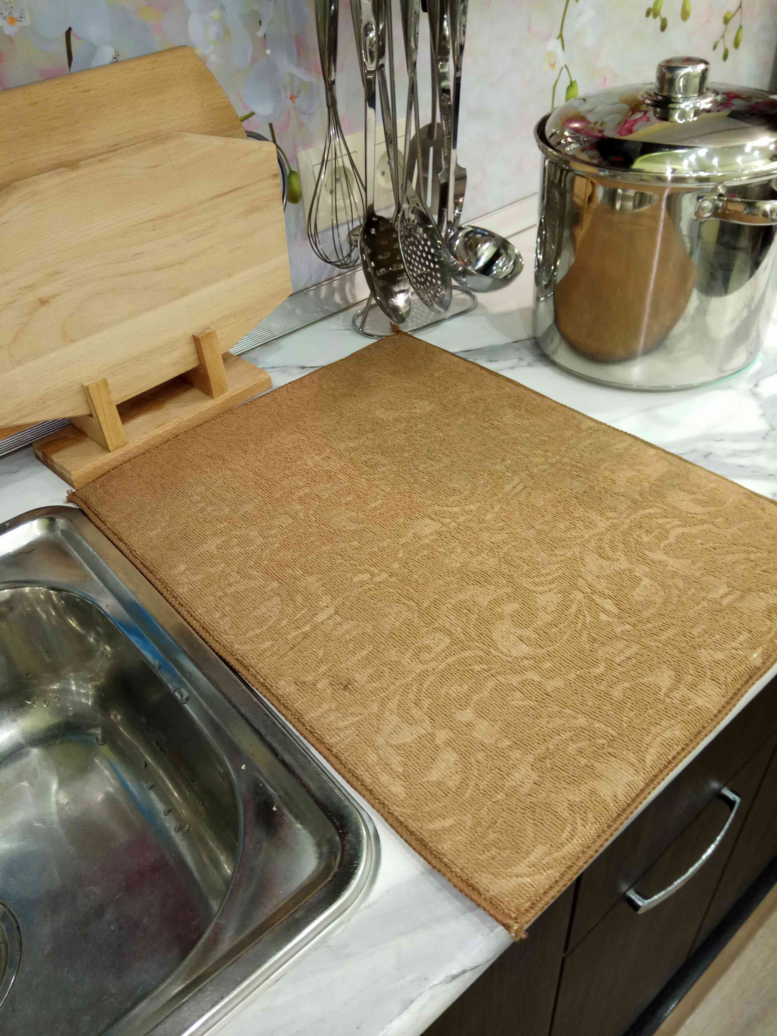 Фотография покупателя товара Коврик для сушки посуды Доляна «Вензеля», 38×50 см, микрофибра, цвет коричневый - Фото 1