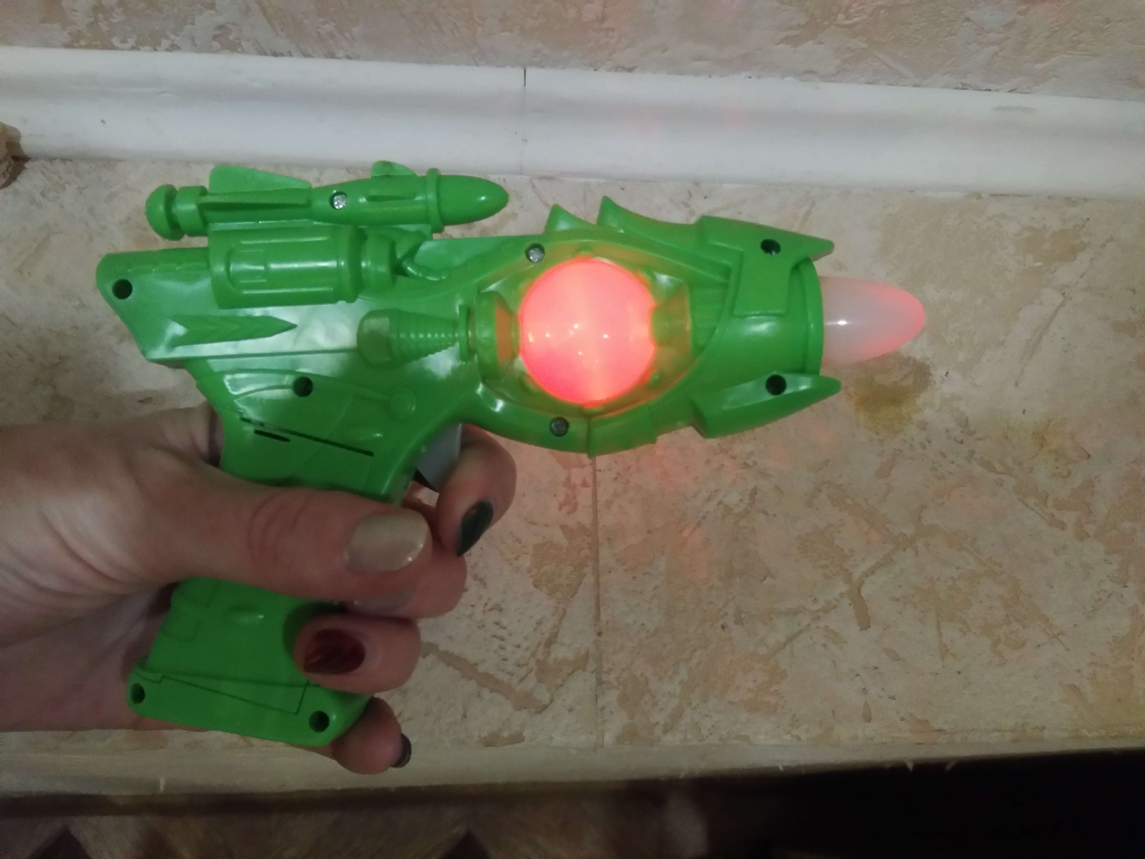Фотография покупателя товара Пистолет «Бластер», свет и звук, работает от батареек, цвета МИКС