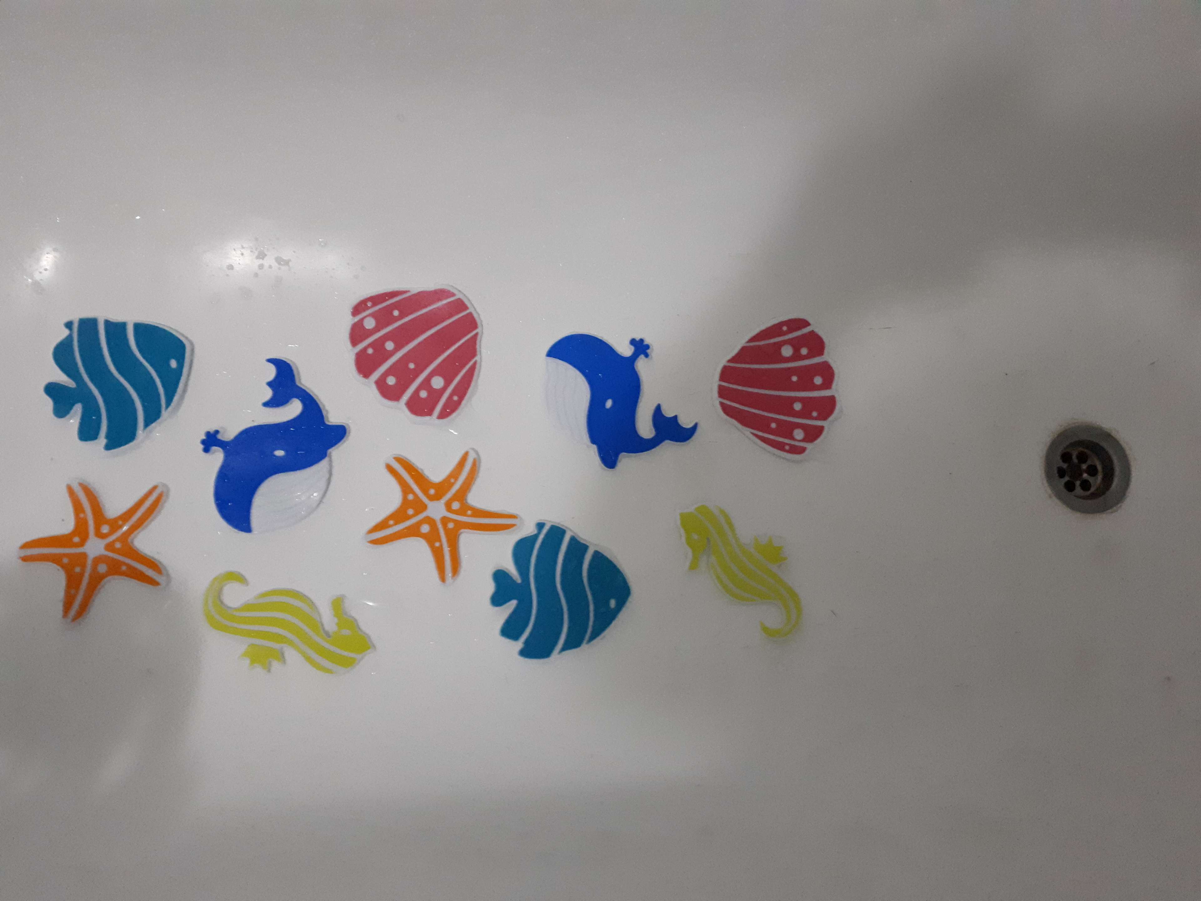 Фотография покупателя товара Набор мини-ковриков для ванны на присосках Доляна «Океан», 16×16 см, 5 шт, цвет МИКС