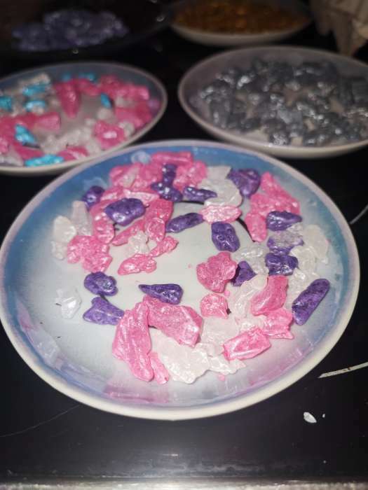 Фотография покупателя товара УЦЕНКА Кондитерская посыпка фигурная сахарная «Яркая радуга: камушки»: белая, розовая, фиолетовая, 25 г.