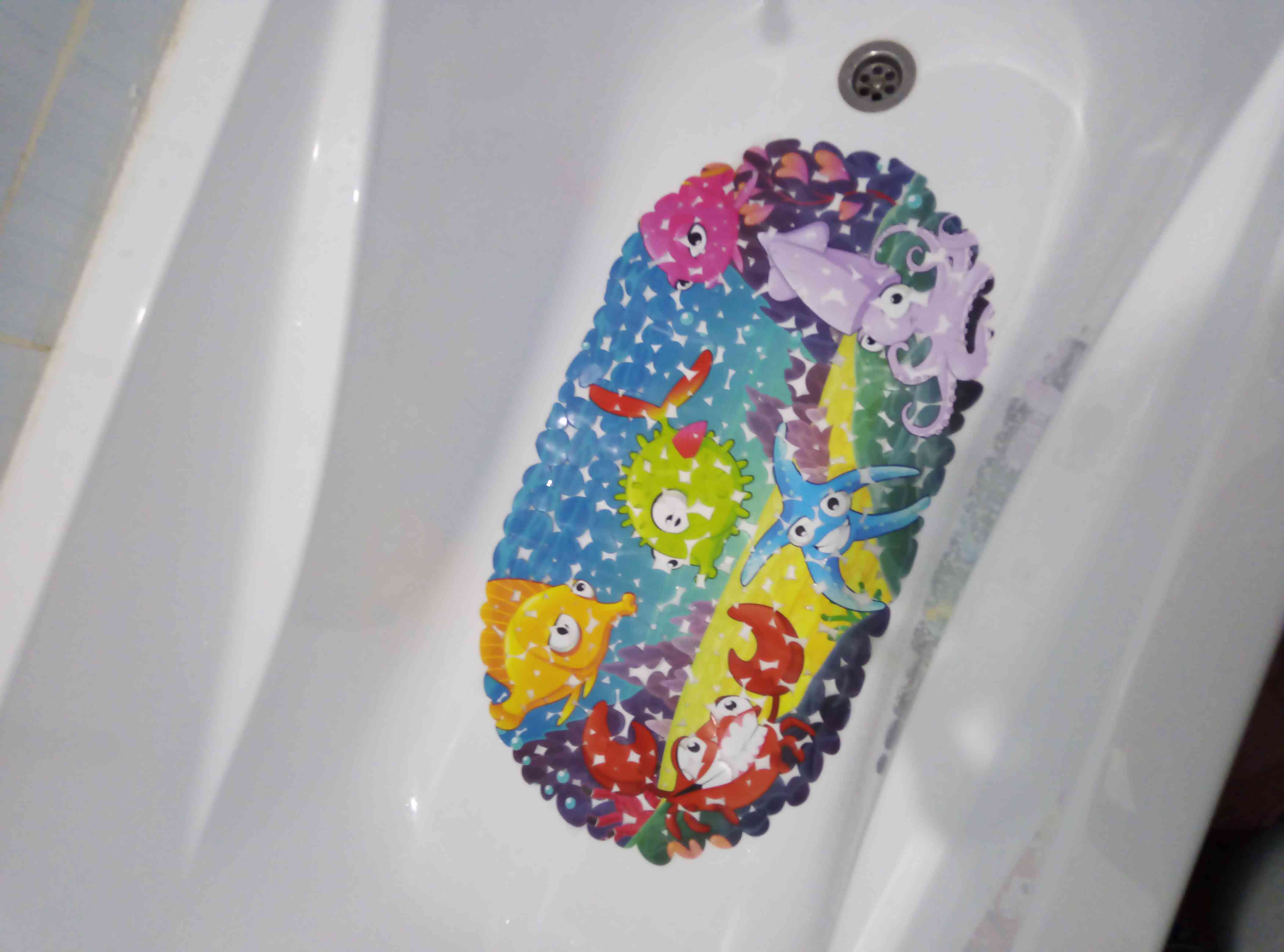 Фотография покупателя товара Коврик противоскользящий СПА в ванну на присосках Доляна «Яркие рыбы», 35×68 см, галька - Фото 7