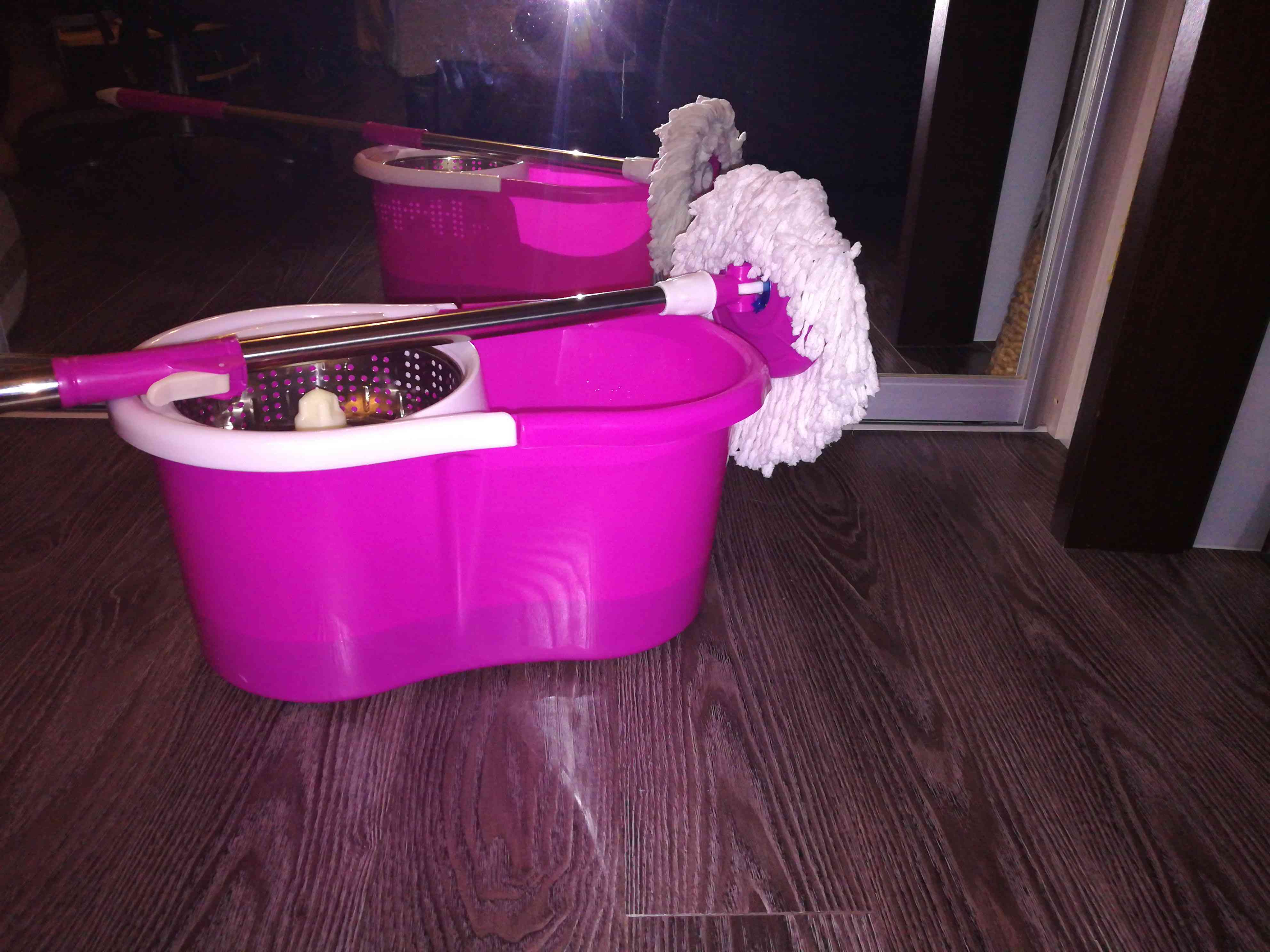 Фотография покупателя товара Швабра с отжимом и ведро с металлической центрифугой Доляна, 14 л, запасная насадка из микрофибры, колёсики, цвет МИКС