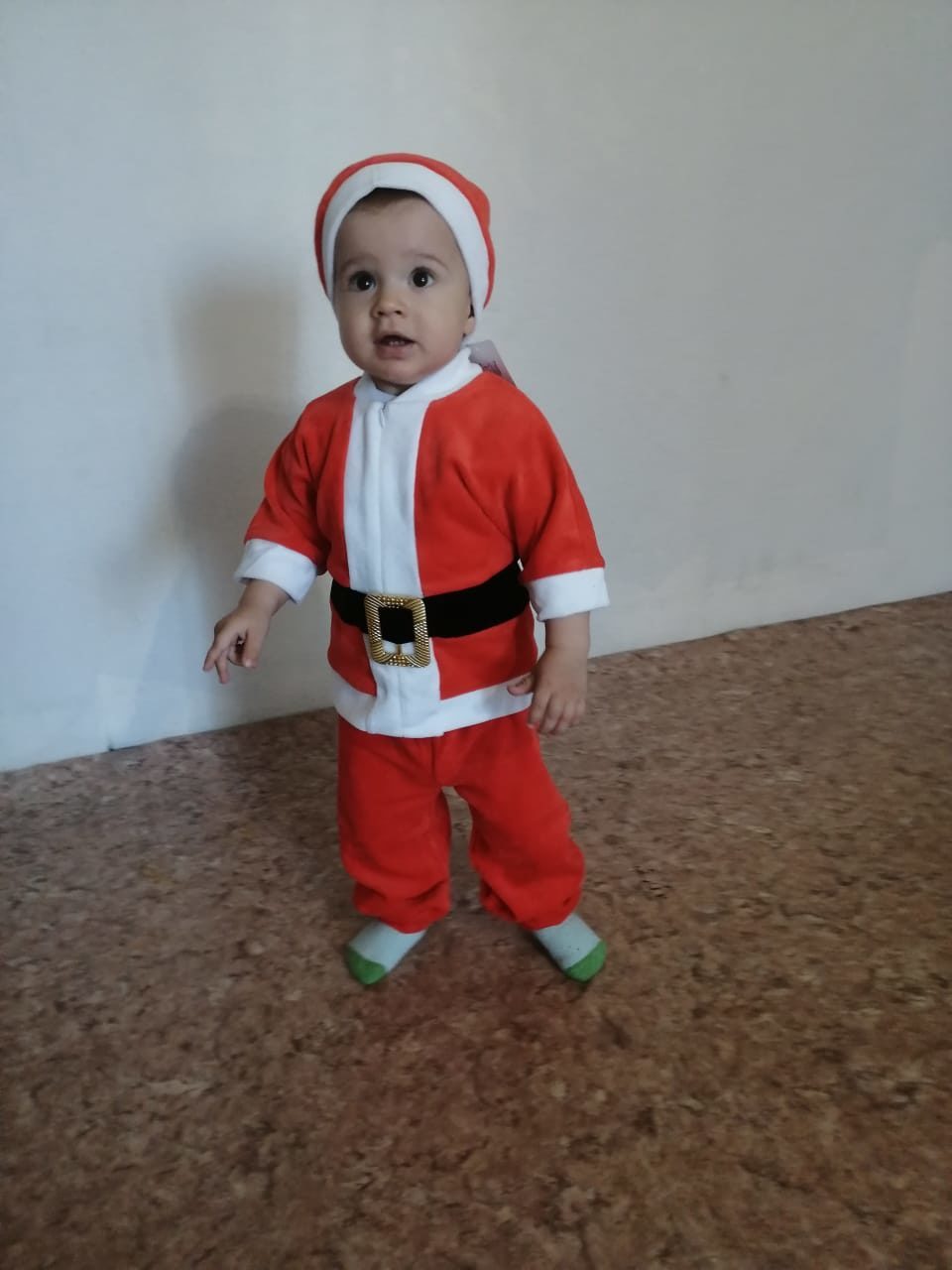 Фотография покупателя товара Карнавальный костюм от 1.5-3-х лет «Дед Мороз», велюр, куртка с ремнём, колпак, штаны, рост 92-98 см, цвета МИКС - Фото 10