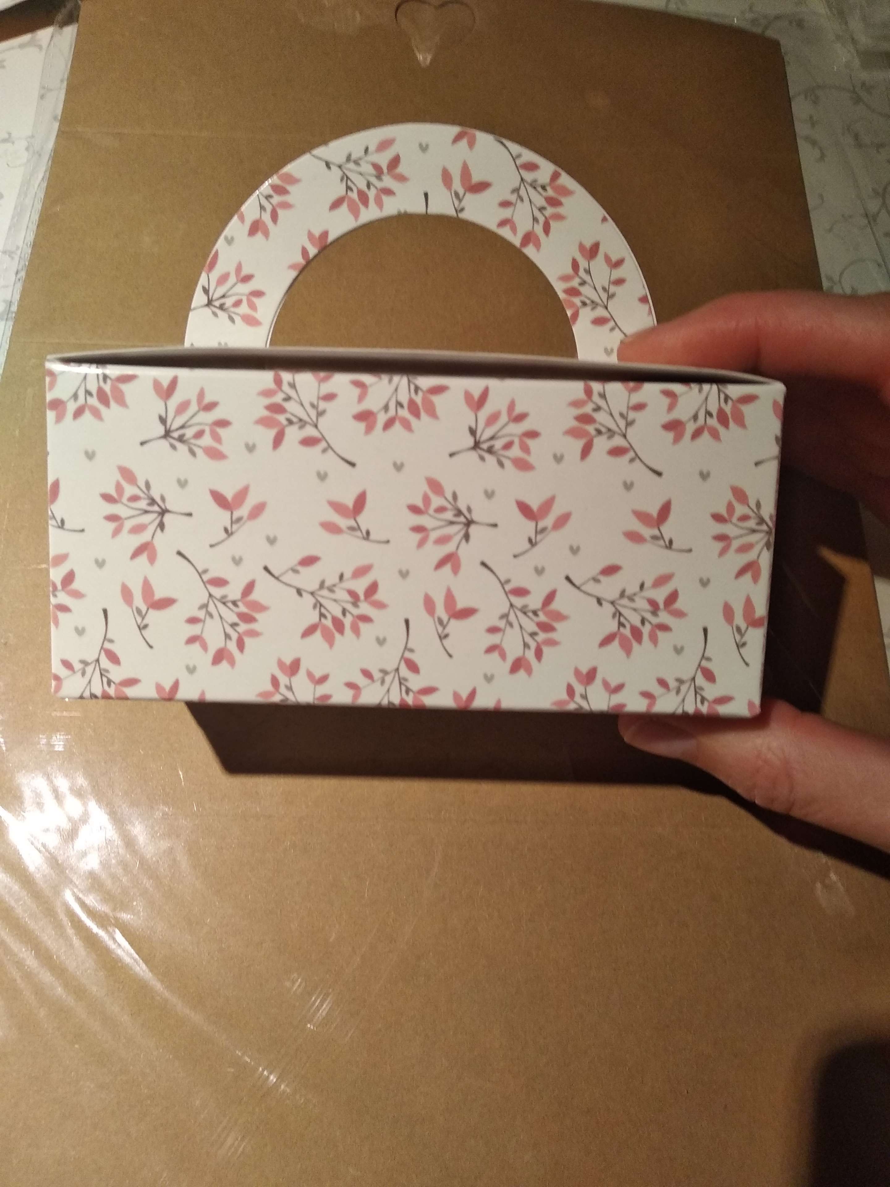 Фотография покупателя товара Коробка для сладостей "Веточки на белом", 12 х 5.5 х 5.5 см - Фото 2