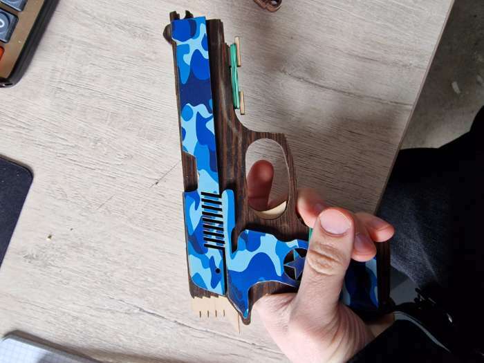 Фотография покупателя товара Сувенир деревянный «Резинкострел, синий камуфляж» + 4 резинки - Фото 1