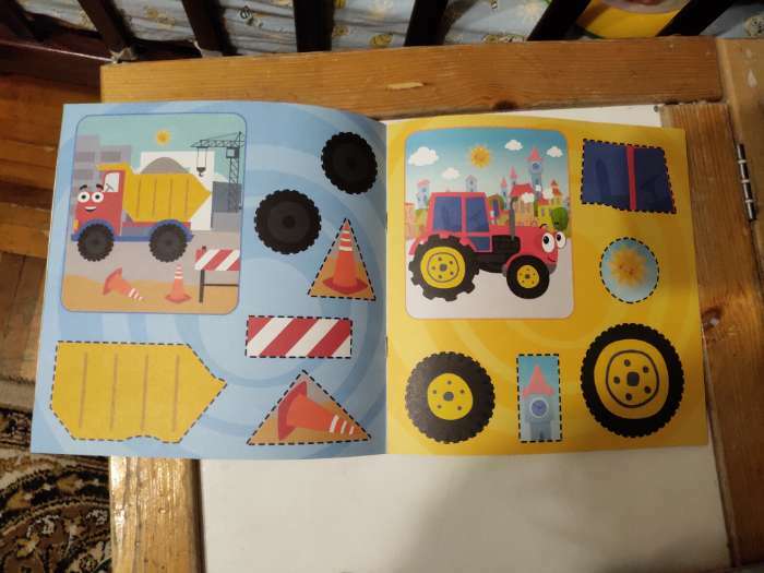 Фотография покупателя товара Аппликации «Синий трактор: Транспорт», 16 стр., 19 × 19 см