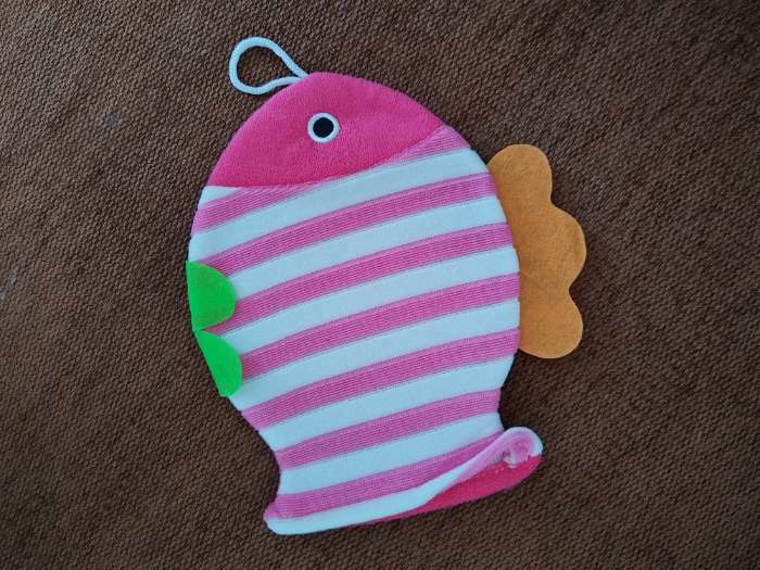Фотография покупателя товара Мочалка-варежка детская для купания Доляна «Рыбка», 19×21 см, полосатая, цвет МИКС - Фото 1