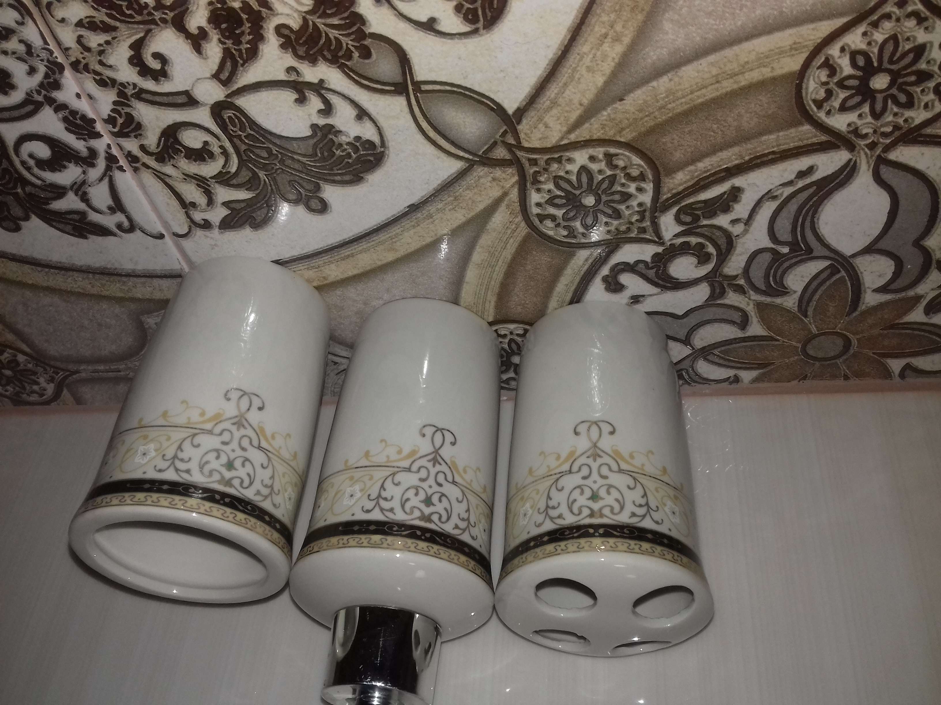 Фотография покупателя товара Набор аксессуаров для ванной комнаты Доляна «Золотая роскошь», 4 предмета (дозатор 250 мл, мыльница, 2 стакана), цвет белый