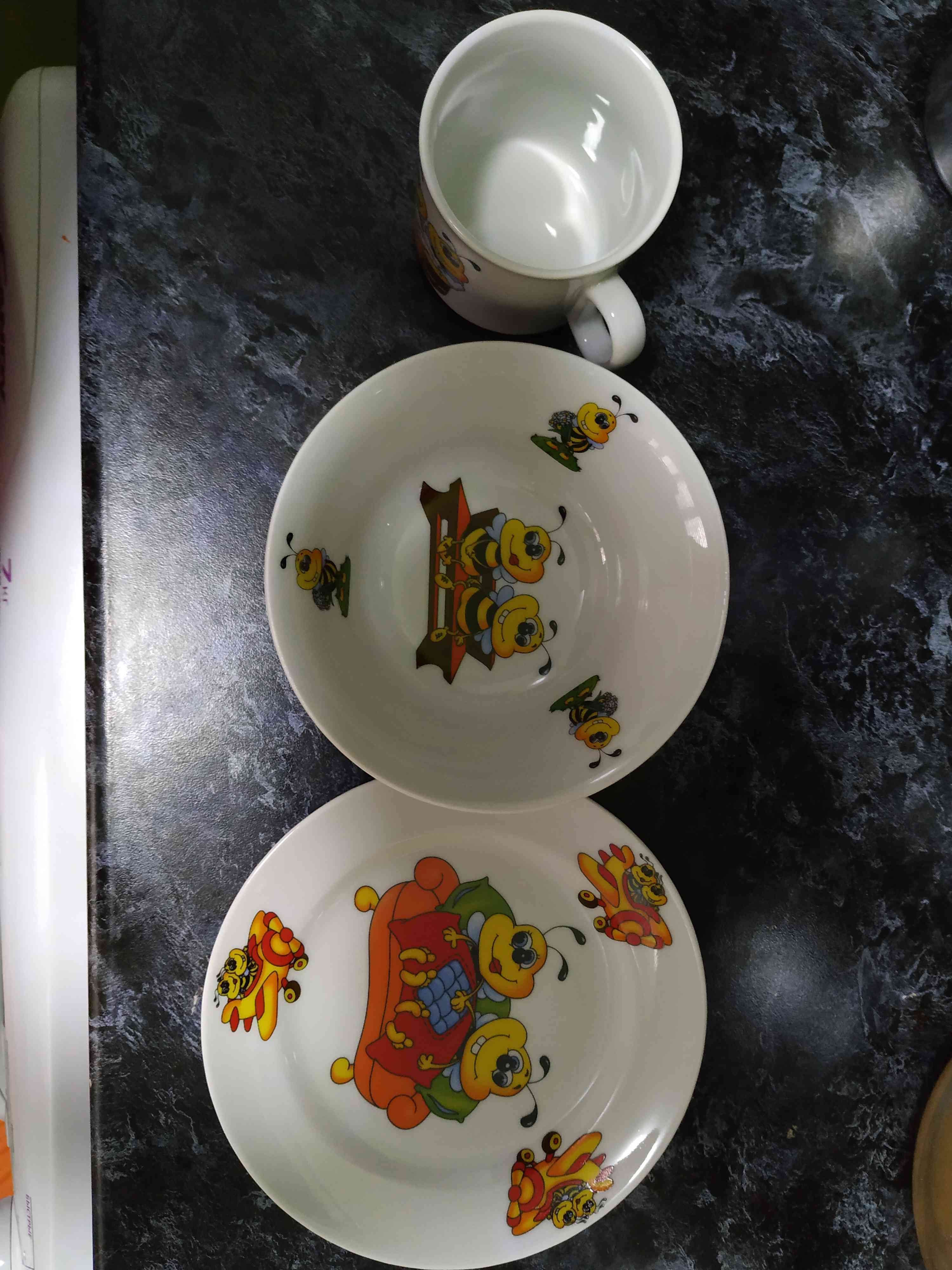 Фотография покупателя товара Набор фарфоровой посуды «Пчёлы», 3 предмета: кружка 200 мл, салатник 350 мл, тарелка мелкая d=16,5 см, рисунок МИКС - Фото 9
