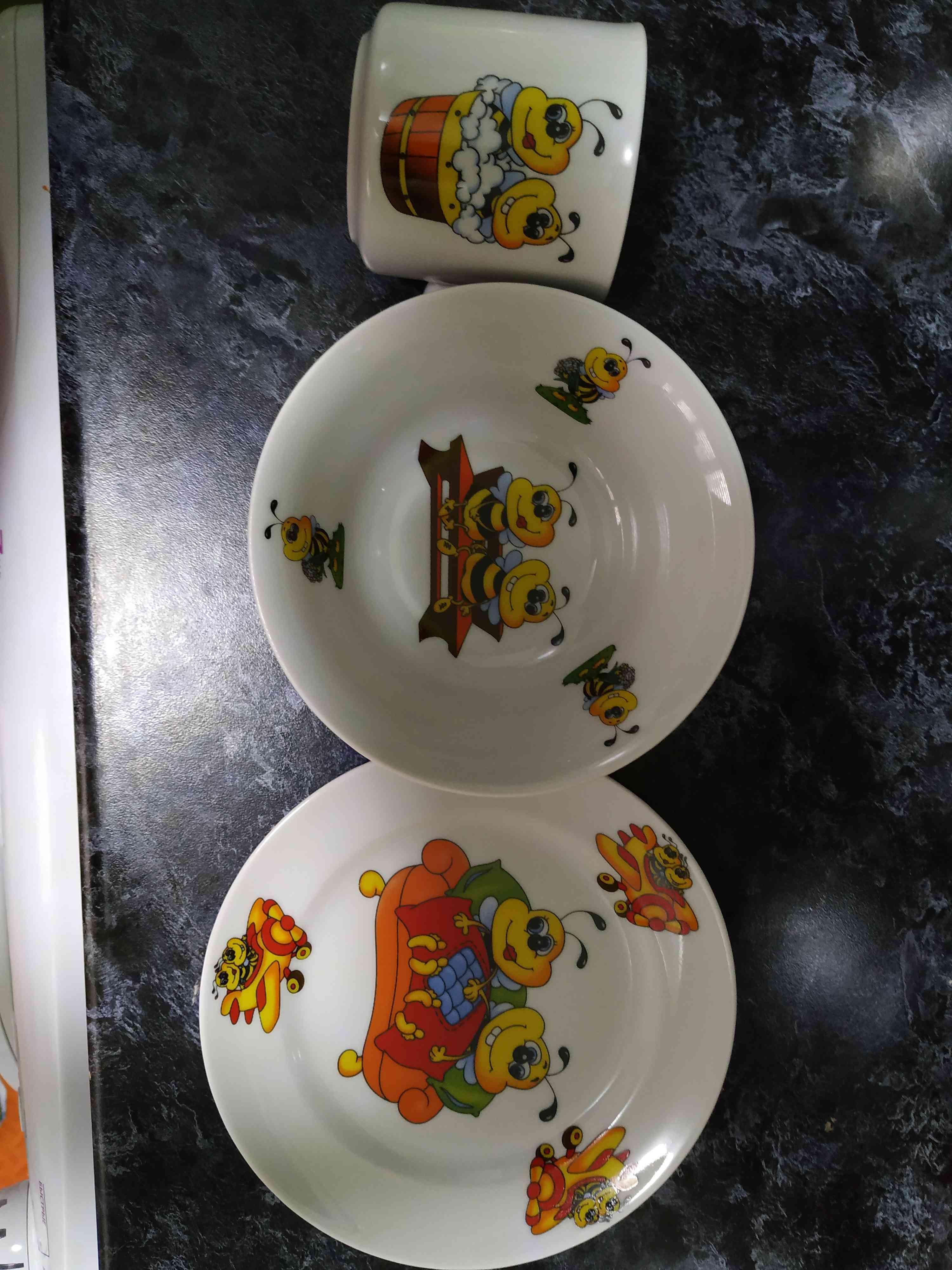 Фотография покупателя товара Набор фарфоровой посуды «Пчёлы», 3 предмета: кружка 200 мл, салатник 350 мл, тарелка мелкая d=16,5 см, рисунок МИКС