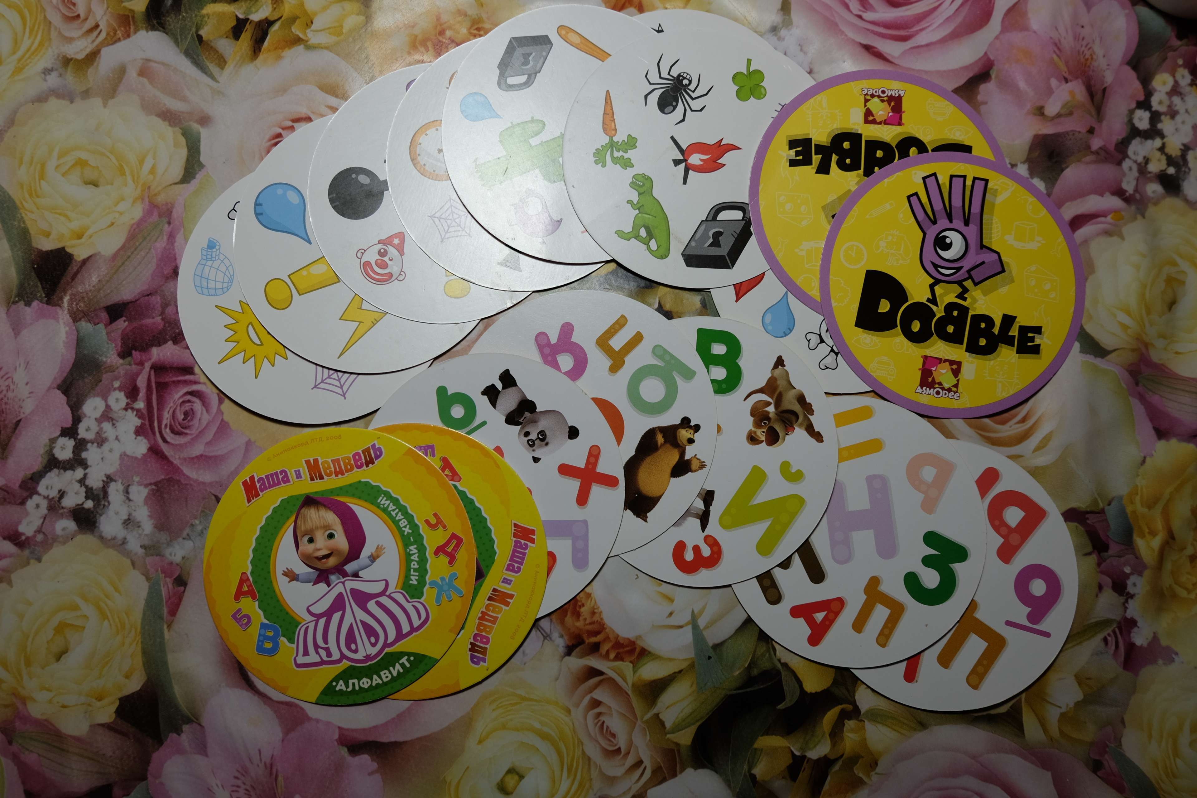 Фотография покупателя товара Карточная игра на скорость и реакцию "Дуббль. Алфавит", 55 карт, 5+, Маша и Медведь - Фото 3