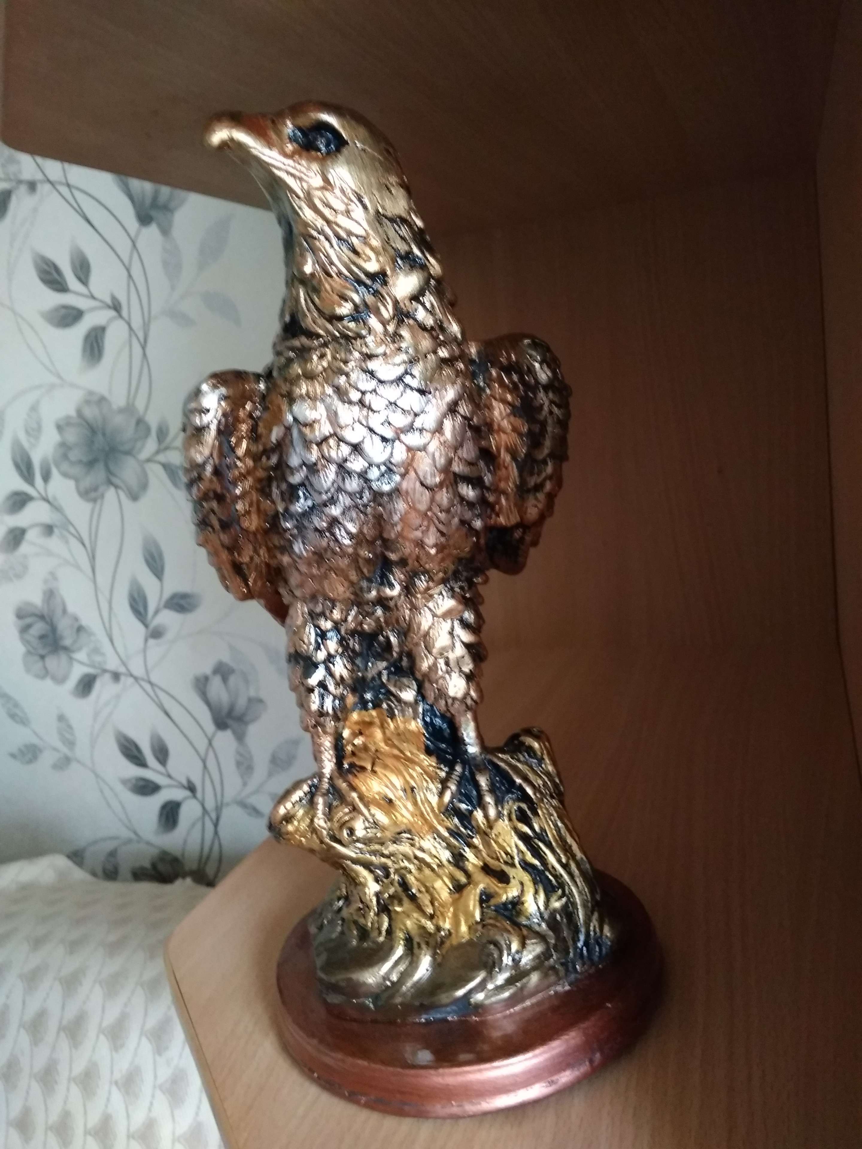 Фотография покупателя товара Статуэтка "Орёл", бронза, гипс, 31 см, микс - Фото 2