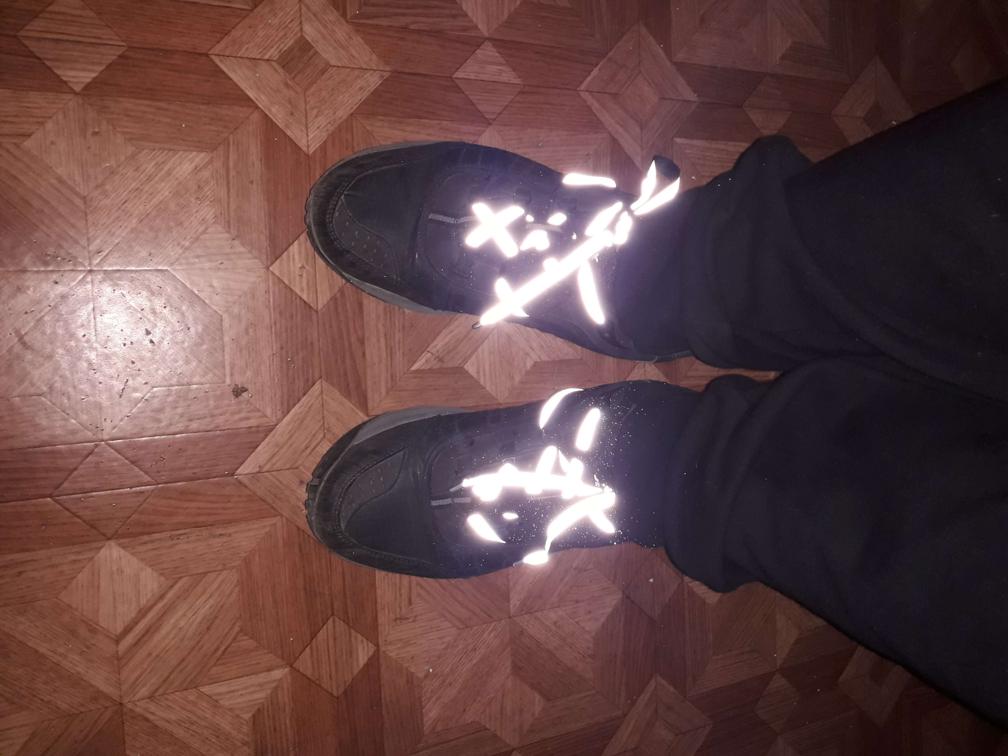 Фотография покупателя товара Шнурки для обуви, пара, плоские, со светоотражающей полосой, 10 мм, 110 см, цвет чёрный - Фото 5