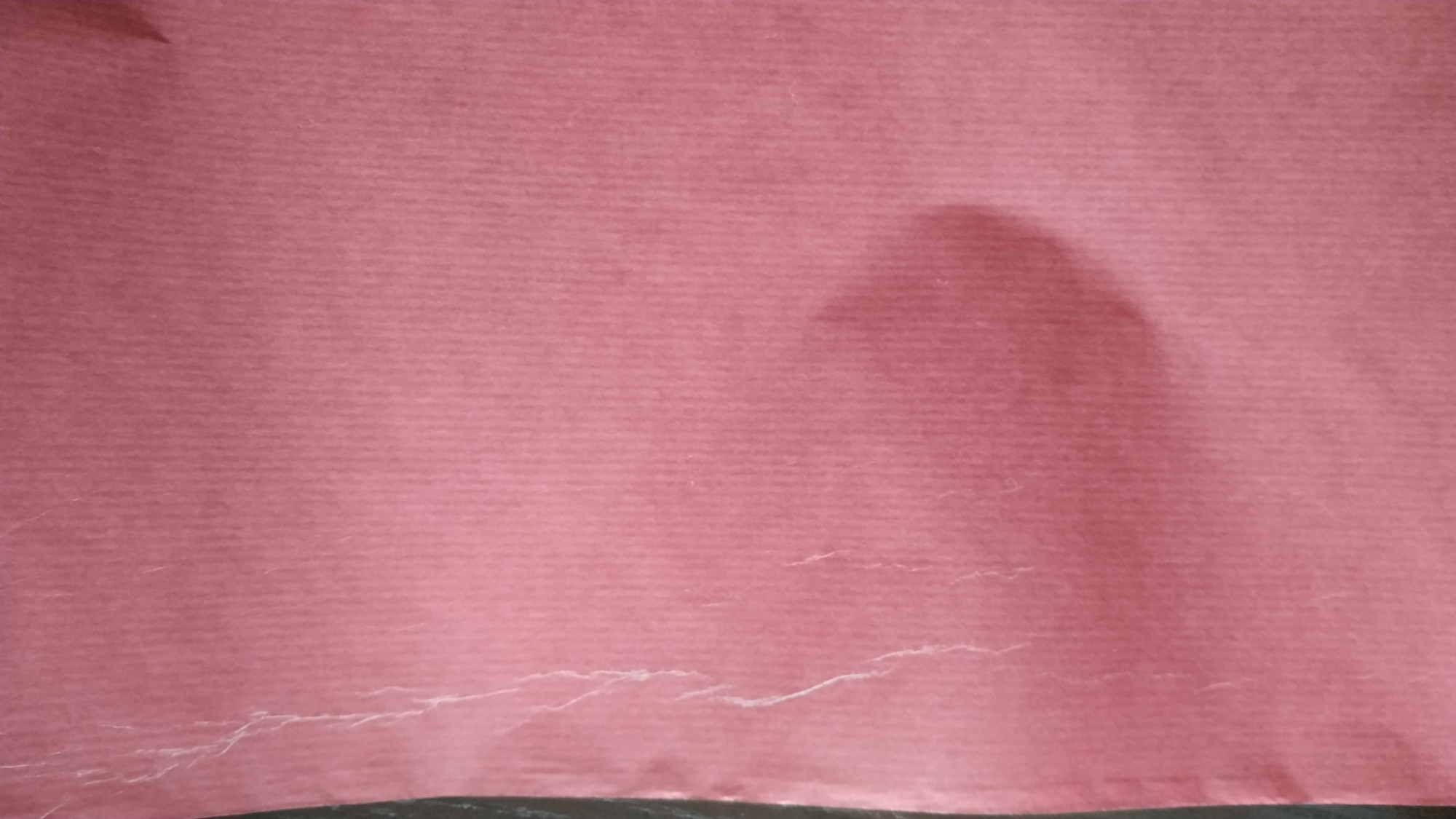 Фотография покупателя товара Бумага упаковочная крафт "Красный", 0,7 х 10 м, 40 г/м² - Фото 1