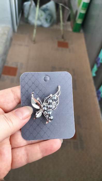Фотография покупателя товара Брошь «Бабочка» с жемчужным крылом, цвет белый в золоте - Фото 3