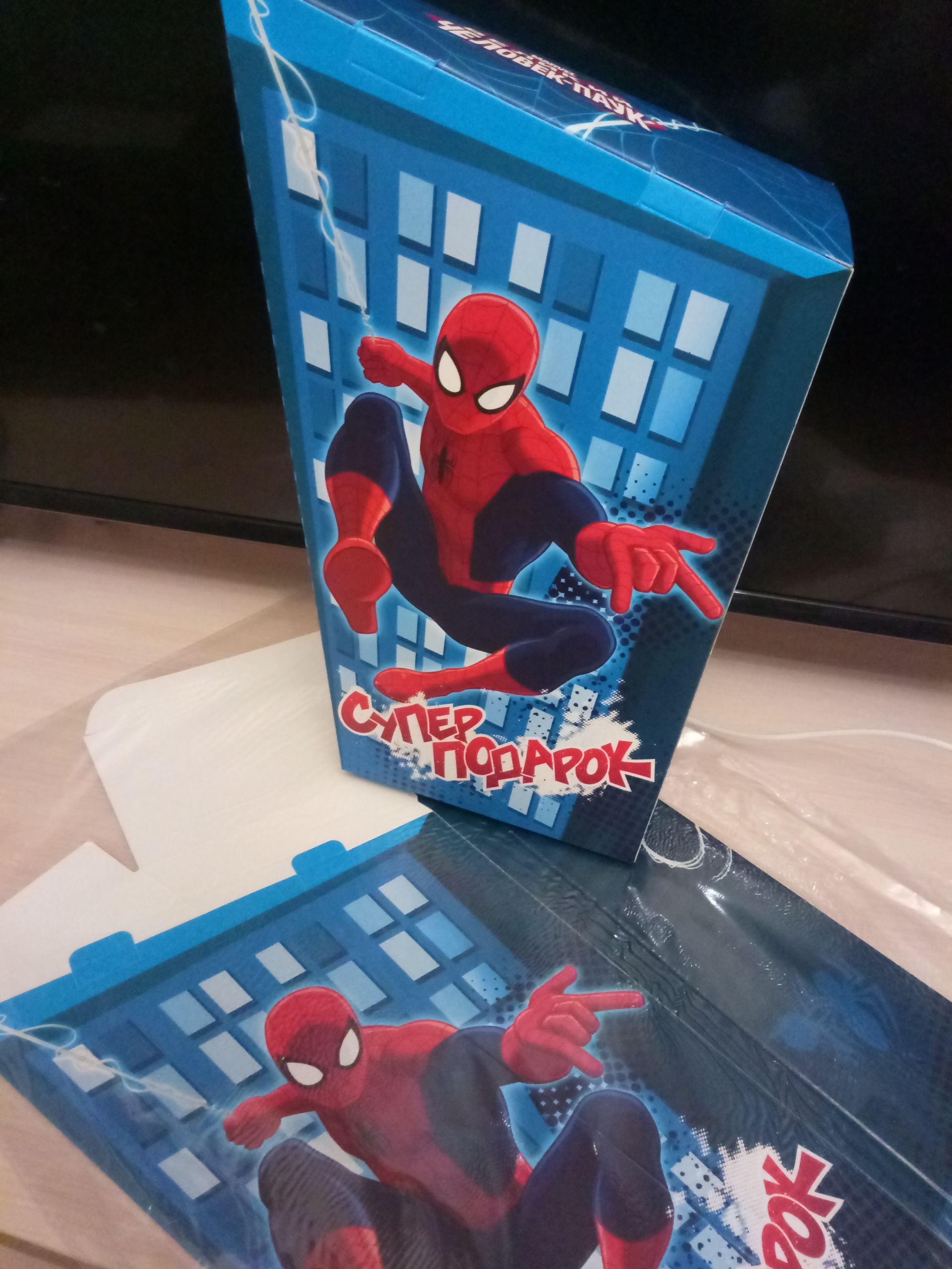 Фотография покупателя товара Коробка подарочная "Супер подарок": Человек- Паук, 20 х 9 х 32 см