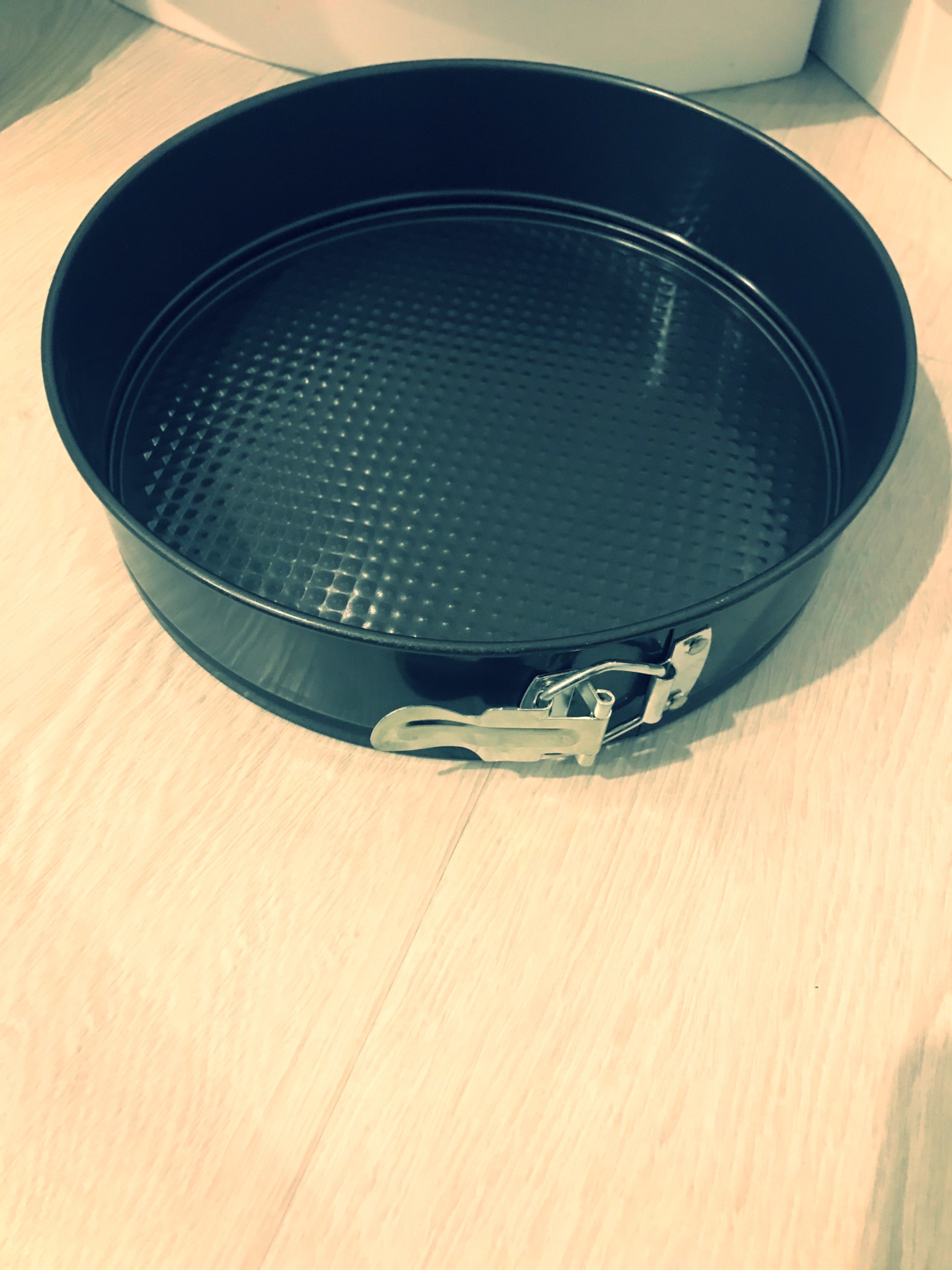 Фотография покупателя товара Форма для выпечки Доляна «Элин. Круг», d=24 см, съёмное дно, антипригарное покрытие, цвет чёрный - Фото 12