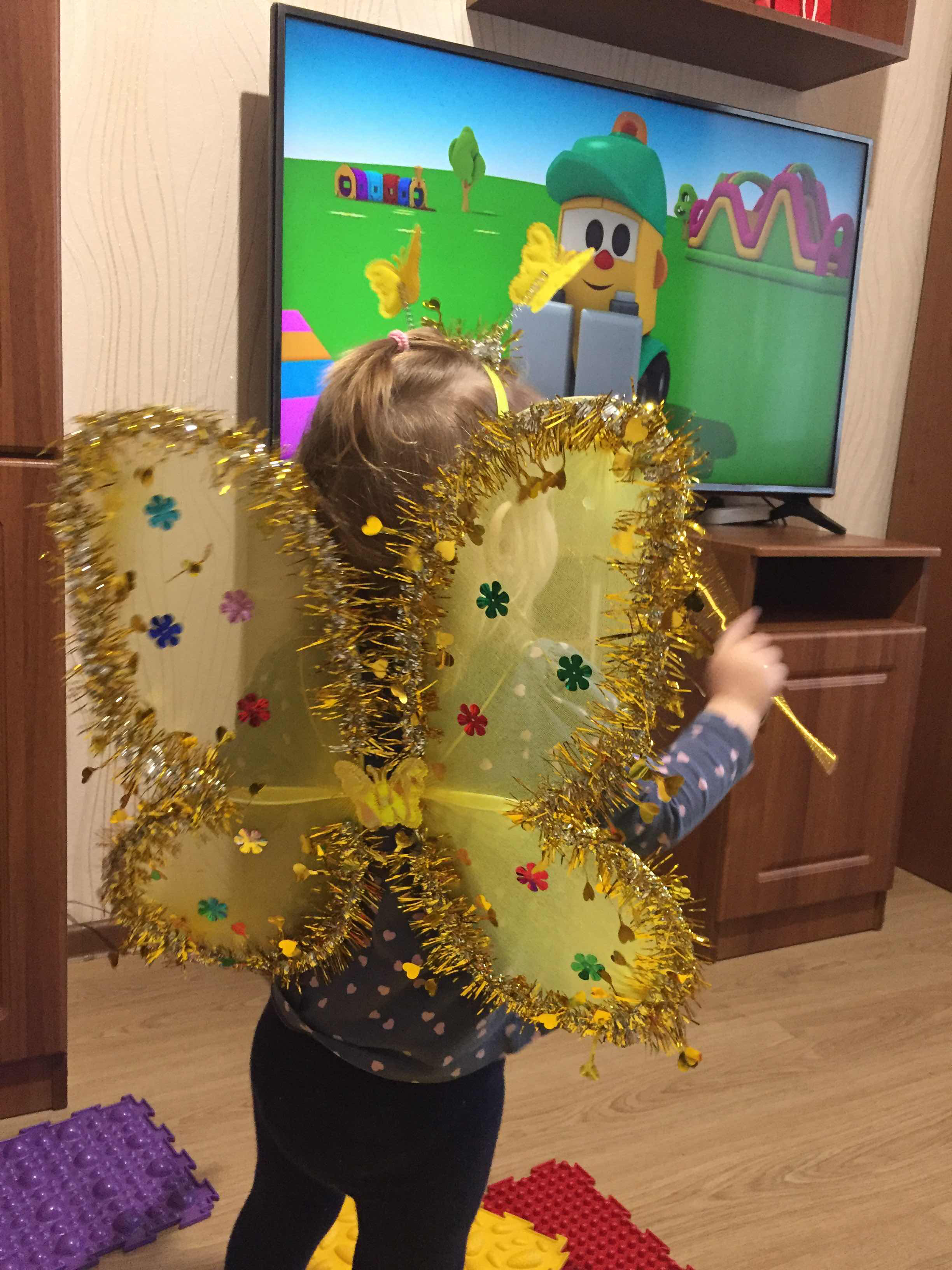 Фотография покупателя товара Карнавальный набор «Бабочка», 3 предмета: крылья, ободок, жезл, цвет золотой - Фото 1