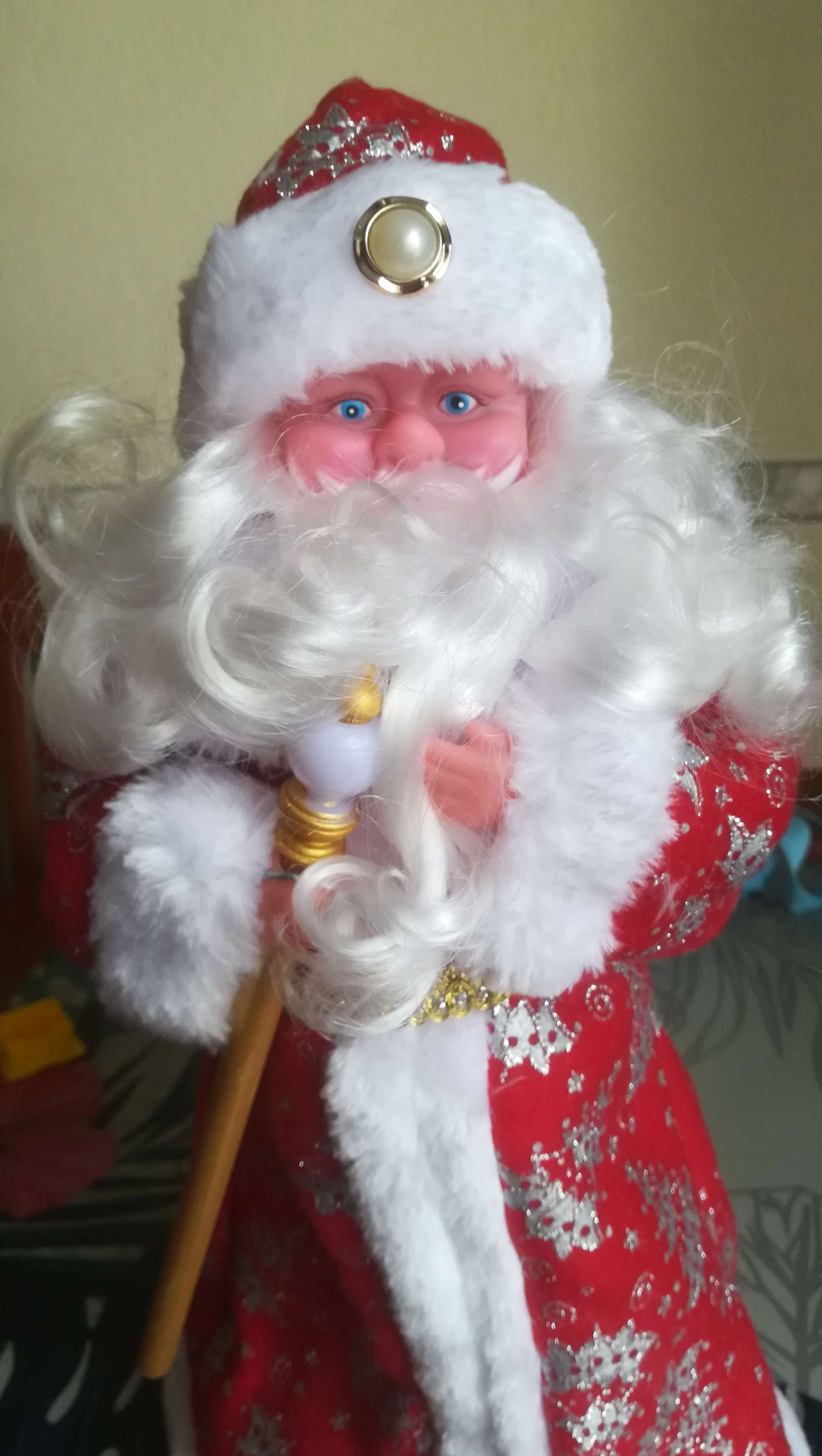 Фотография покупателя товара Дед Мороз "Красная шуба, с посохом" 39 см, двигается, красный - Фото 2