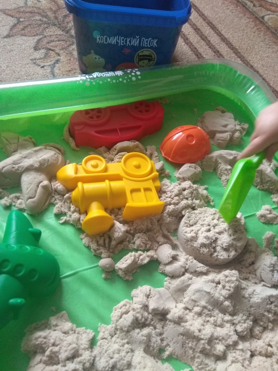 Фотография покупателя товара Набор для игры в песке, 4 формочки, ведро, цвета МИКС - Фото 9