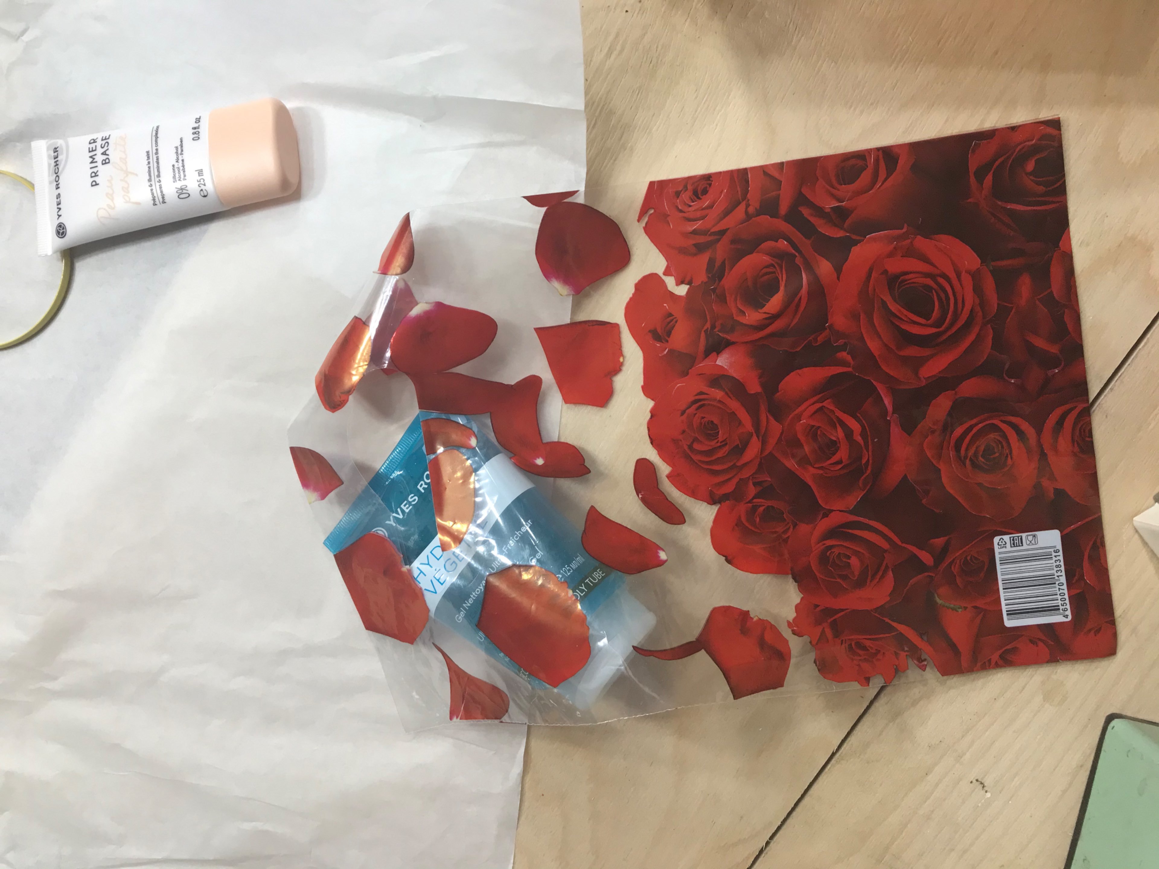 Фотография покупателя товара Пакет "Лепестки роз NEW", полиэтиленовый с вырубной ручкой, 20 х 30 см, 30 мкм - Фото 1