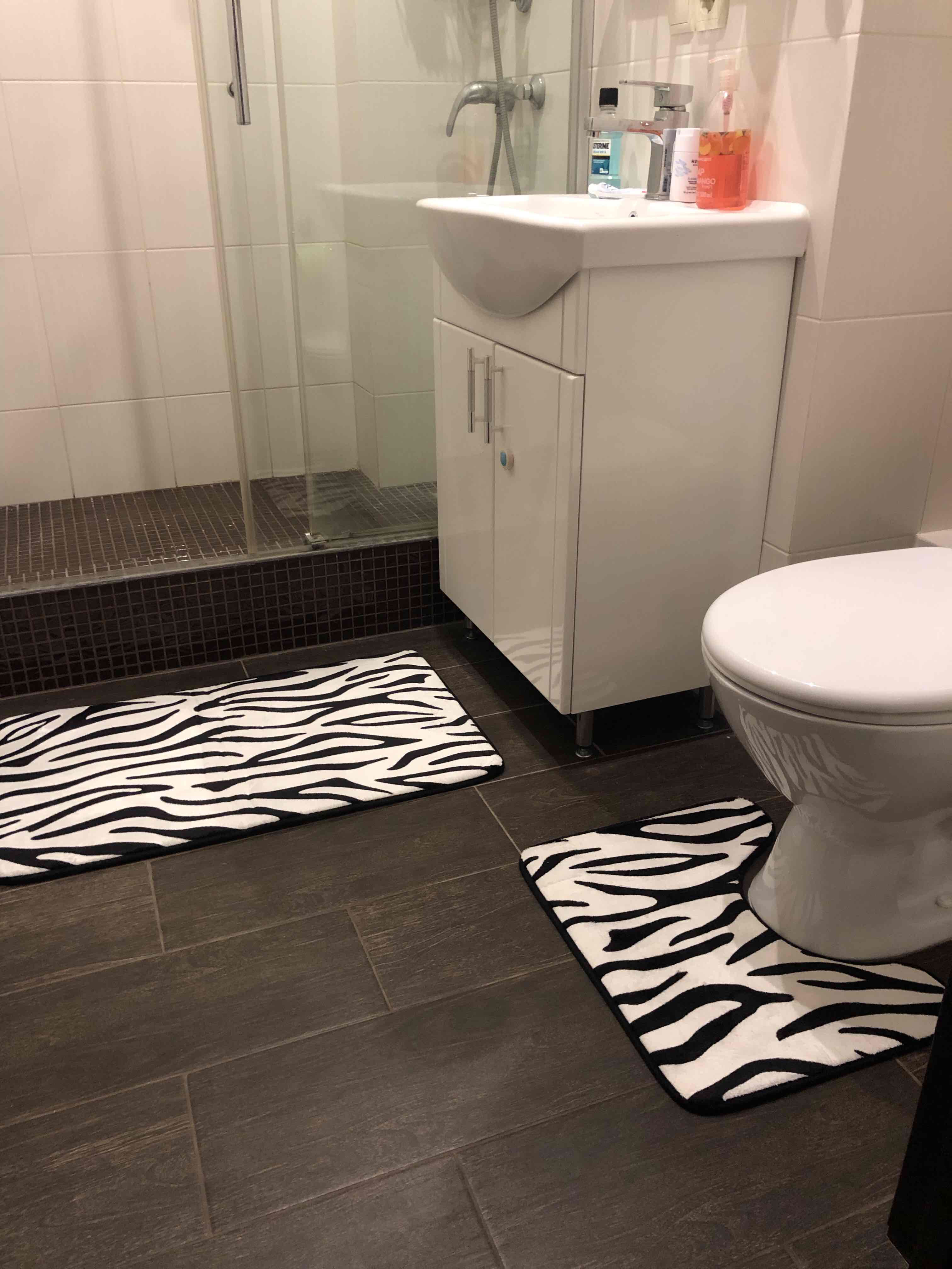 Фотография покупателя товара Набор ковриков для ванной и туалета Доляна «Зебра», 2 шт: 40×45, 50×80 см - Фото 1