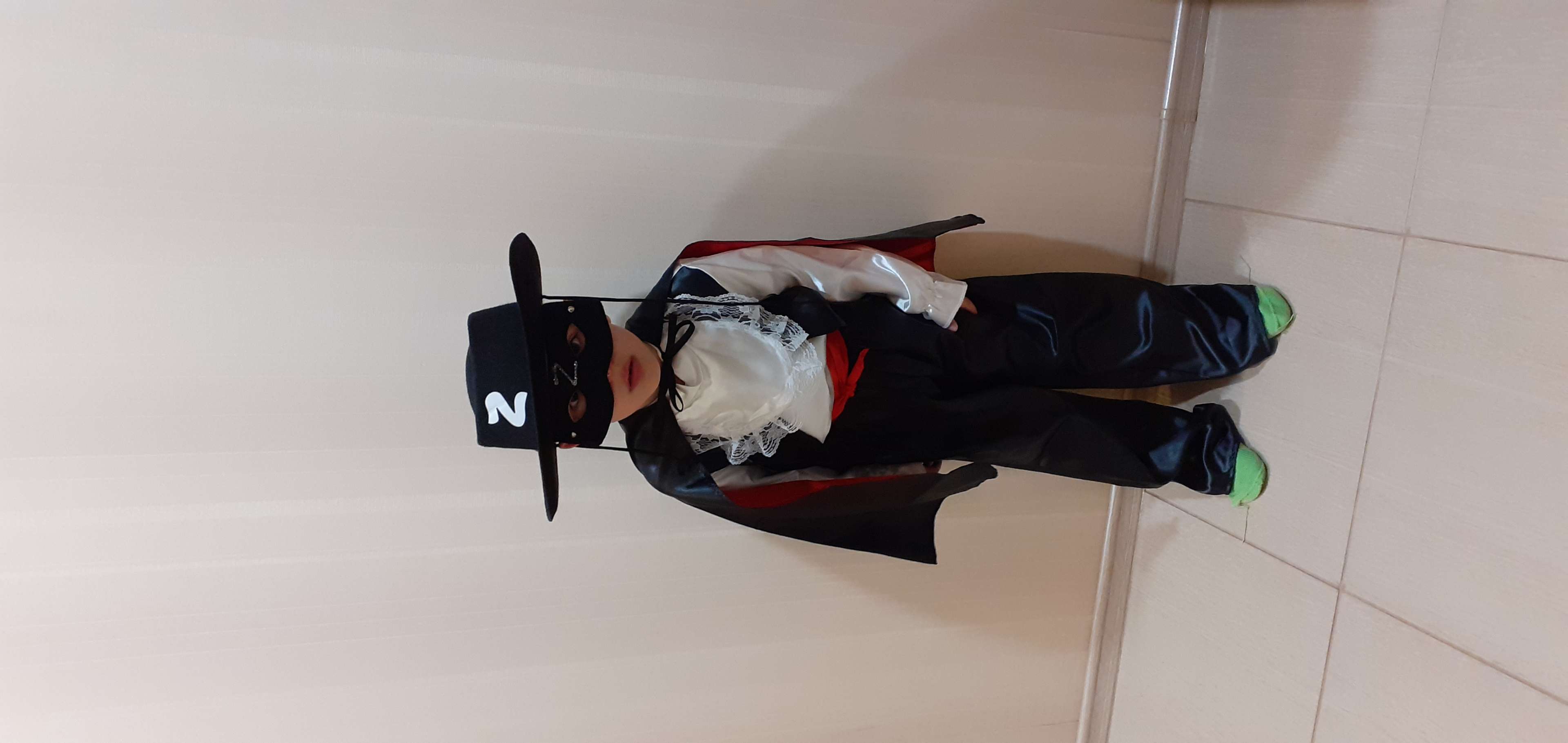Фотография покупателя товара Карнавальный костюм «Зорро», шляпа, маска, рубашка, пояс, плащ, брюки, р. 30, рост 122 см - Фото 1