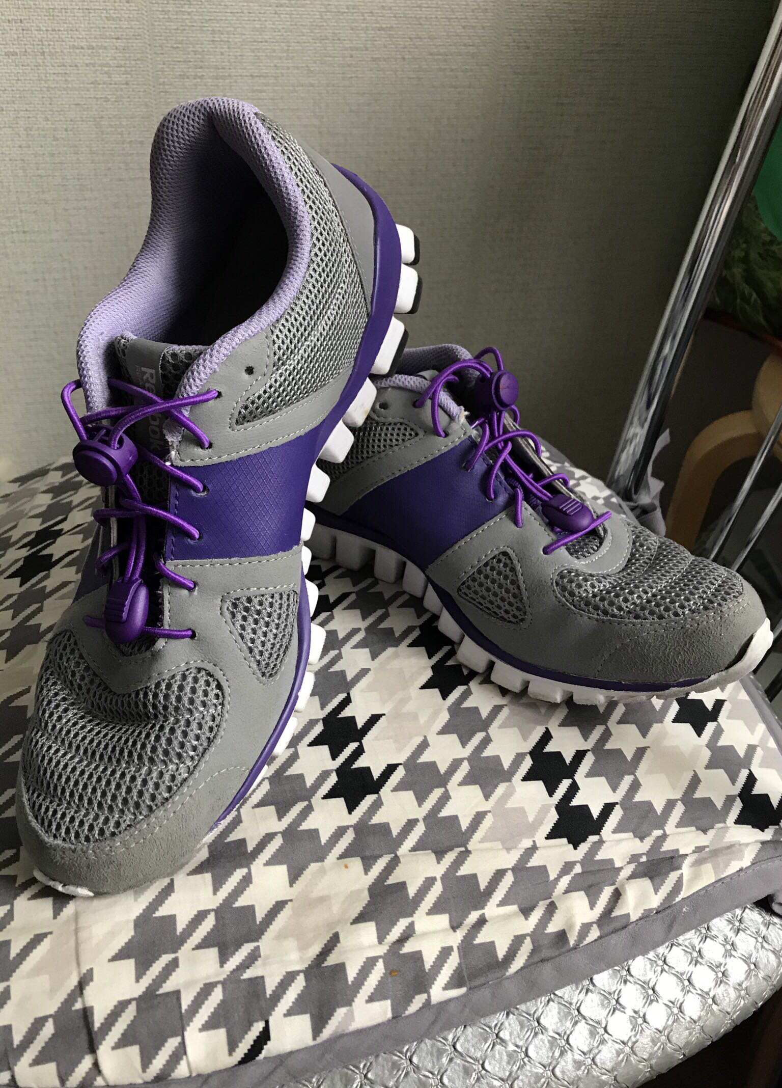 Фотография покупателя товара Шнурки для обуви, пара, круглые, с фиксатором, эластичные, d = 3 мм, 100 см, цвет фиолетовый неоновый - Фото 11