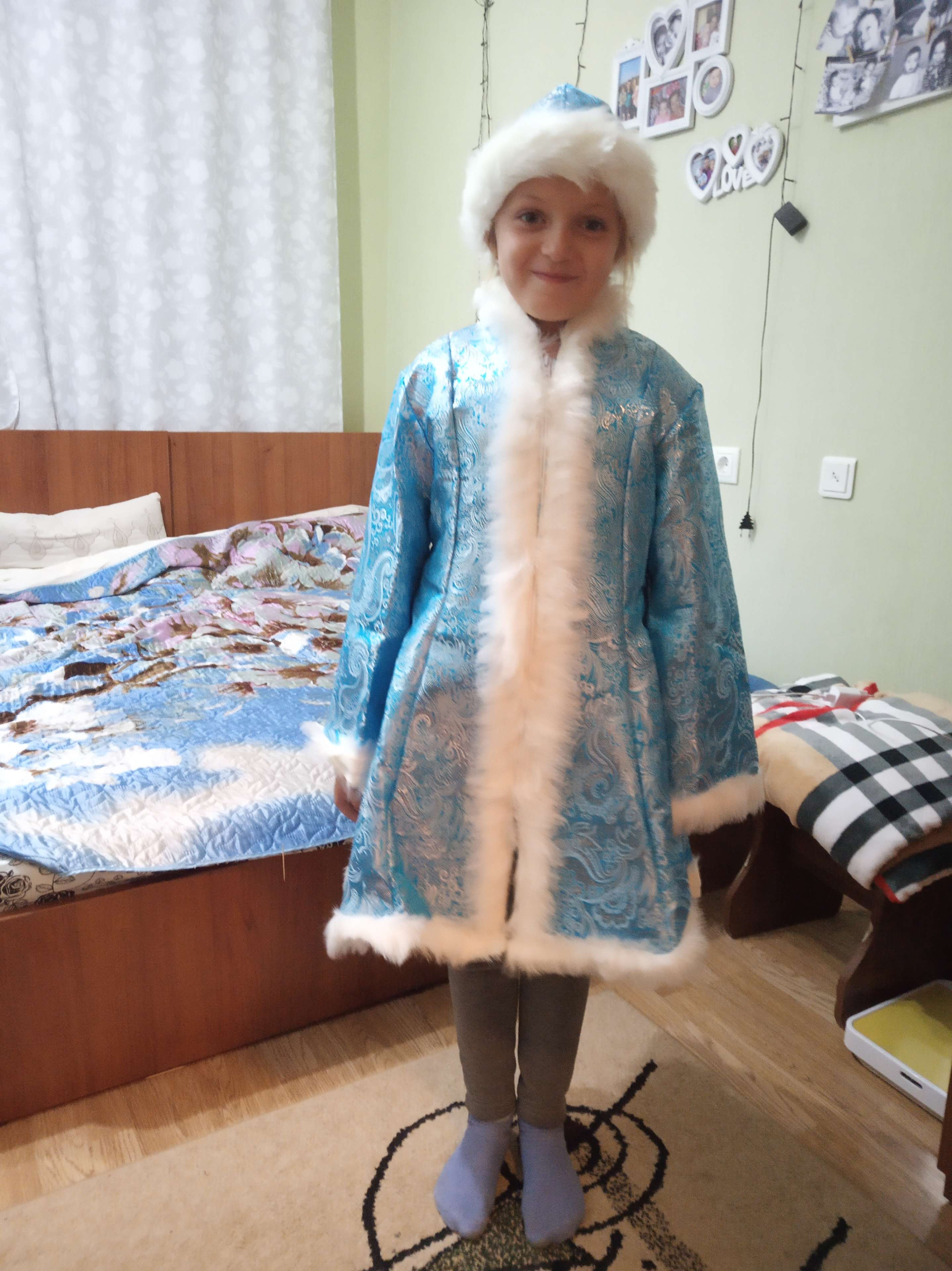 Фотография покупателя товара Детский карнавальный костюм «Снегурочка», парча белая, шуба, шапка, р. 34, рост 134 см - Фото 2