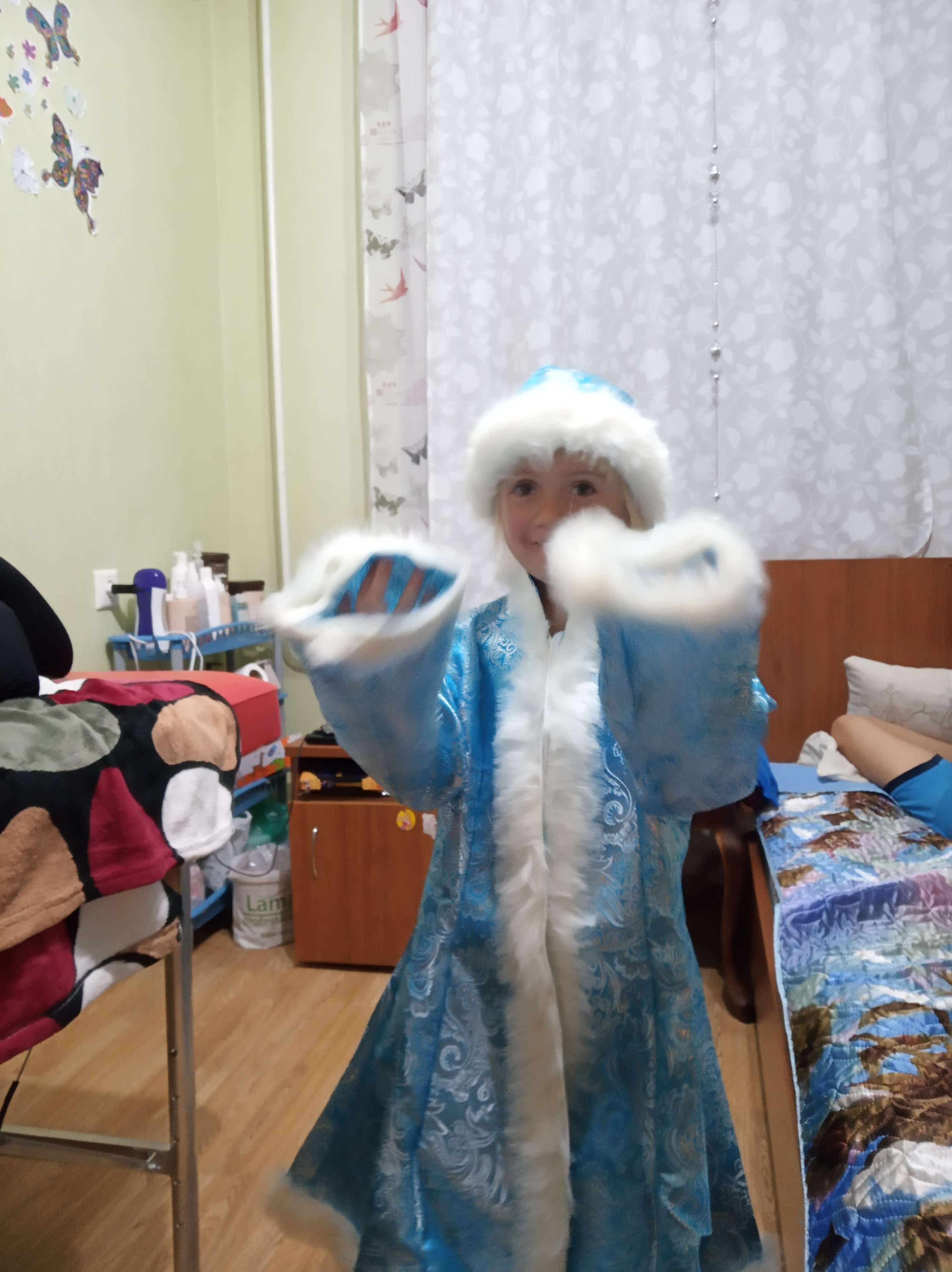 Фотография покупателя товара Детский карнавальный костюм «Снегурочка», парча белая, шуба, шапка, р. 34, рост 134 см - Фото 4