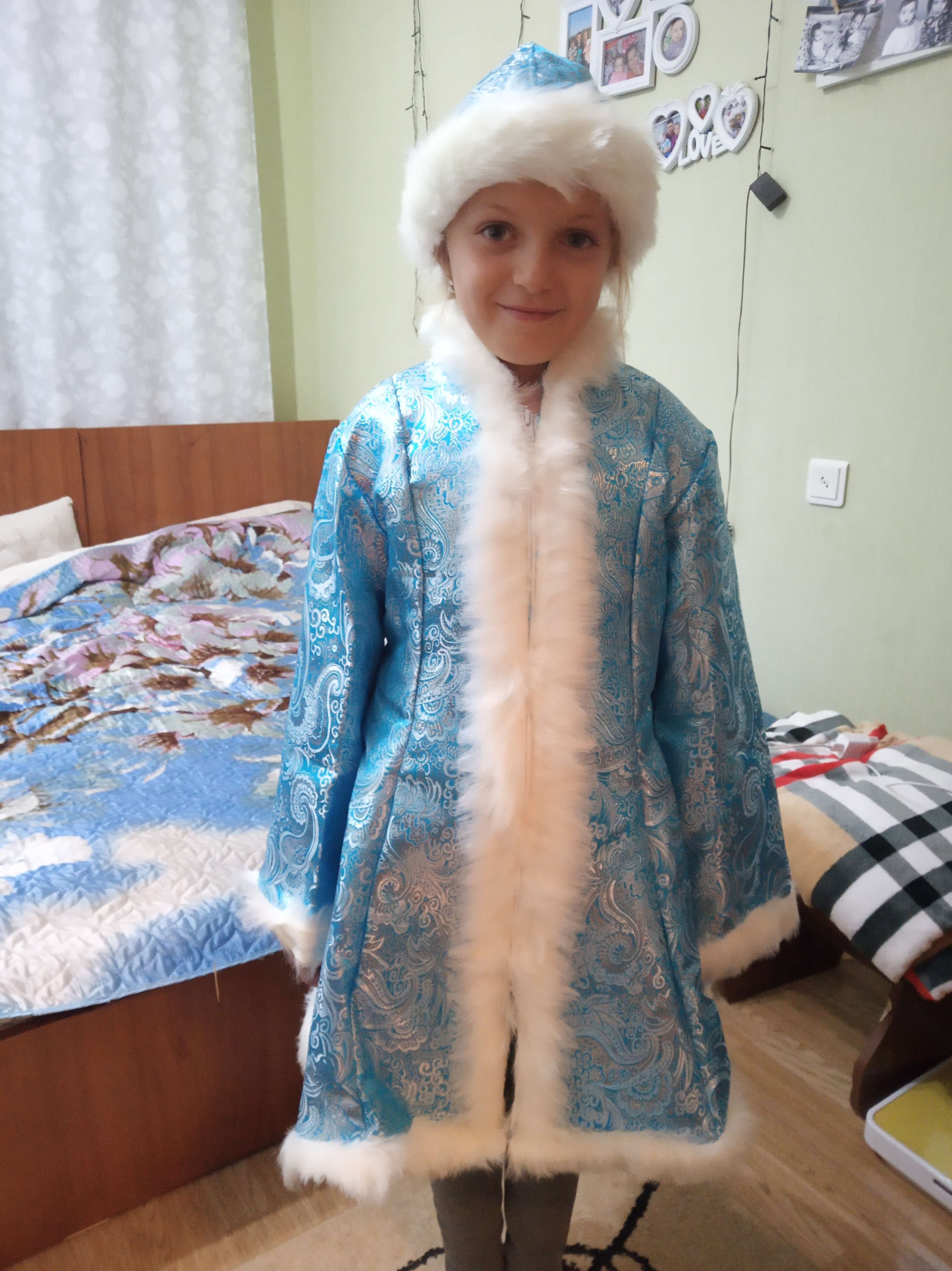 Фотография покупателя товара Детский карнавальный костюм «Снегурочка», парча белая, шуба, шапка, р. 34, рост 134 см - Фото 7