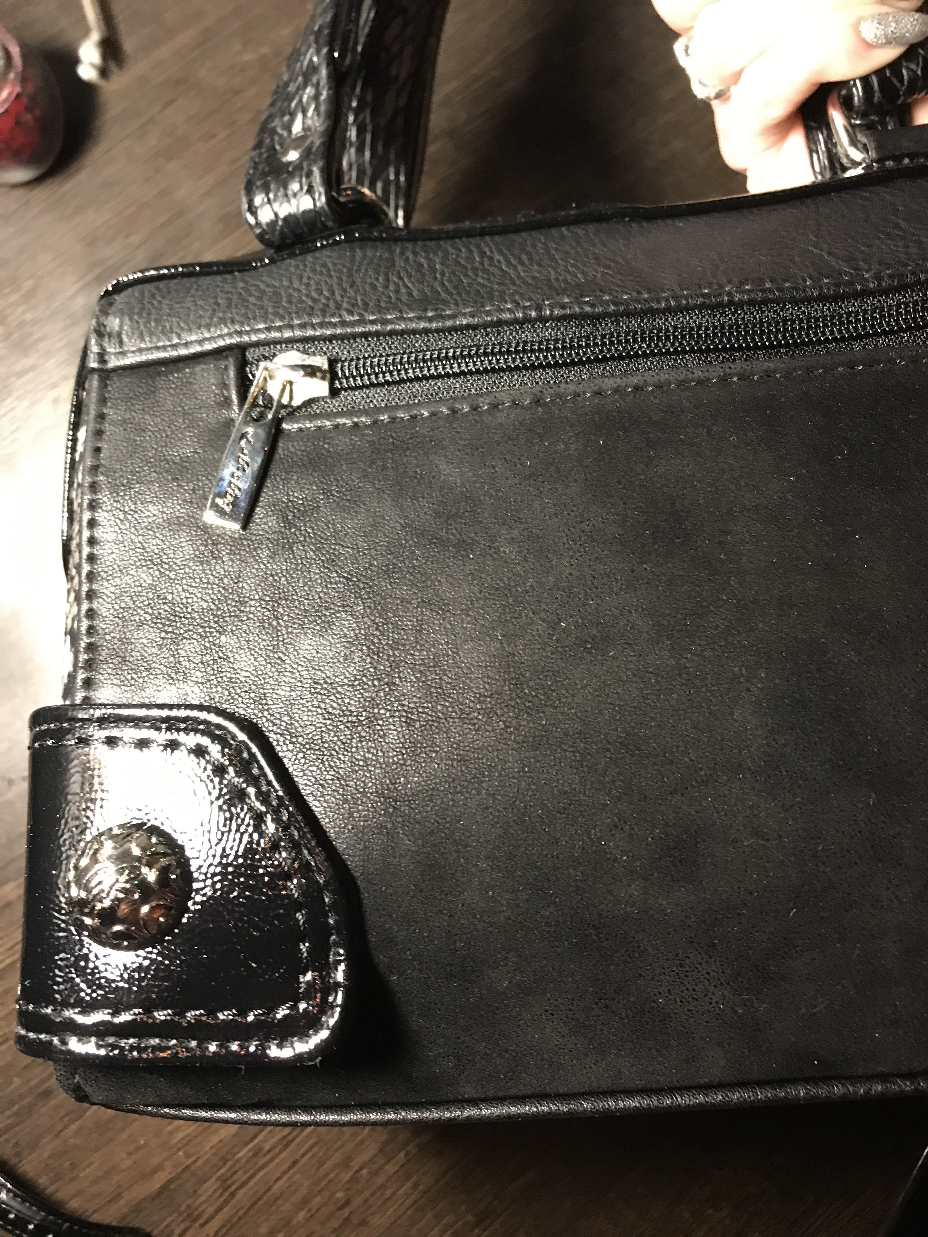 Фотография покупателя товара Сумка женская, отдел на молнии, наружный карман, длинный ремень, цвет чёрный - Фото 1