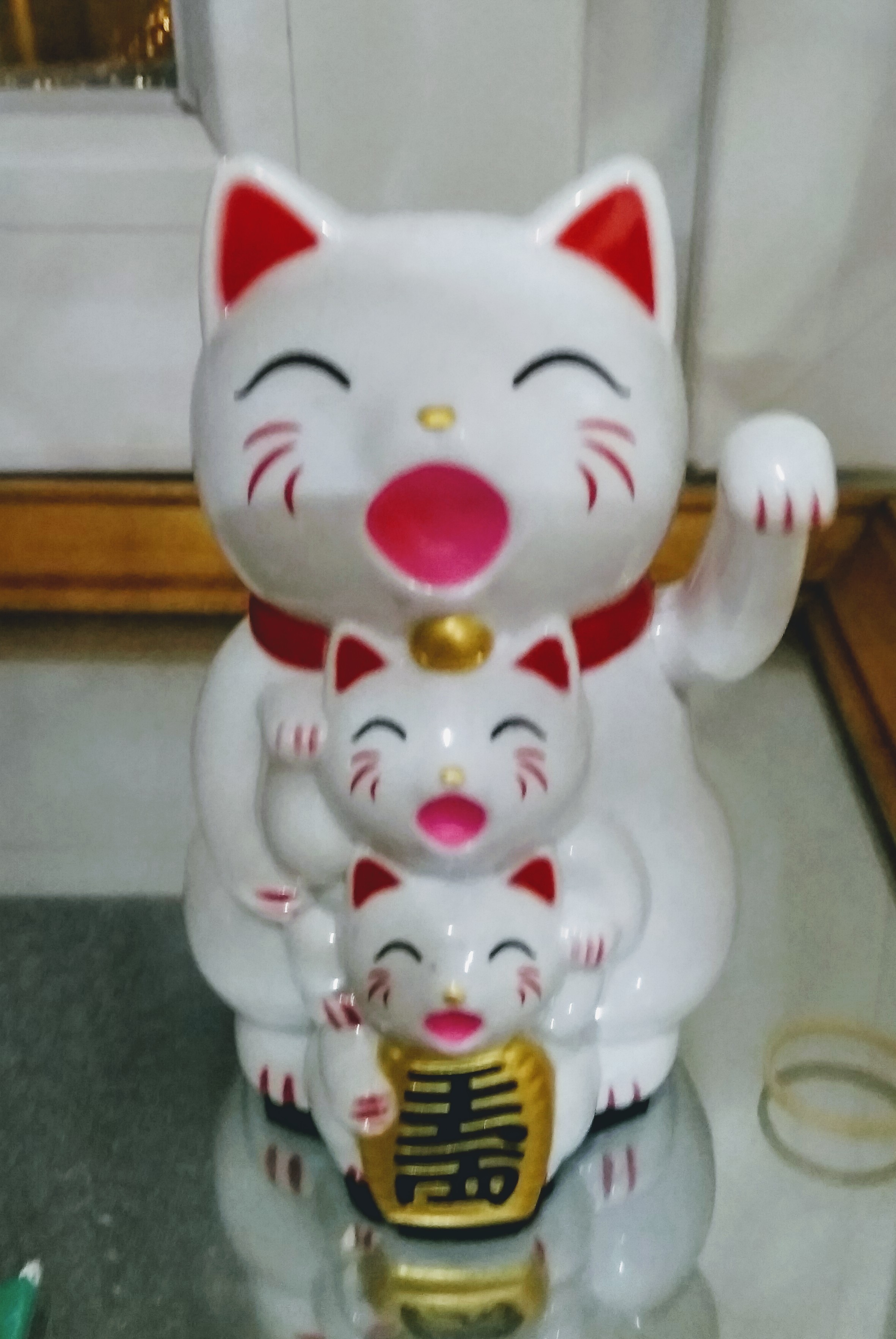 Фотография покупателя товара Сувенир кот пластик "Манэки-нэко семейка" 7 х 7,5 х 11 см, белый - Фото 1