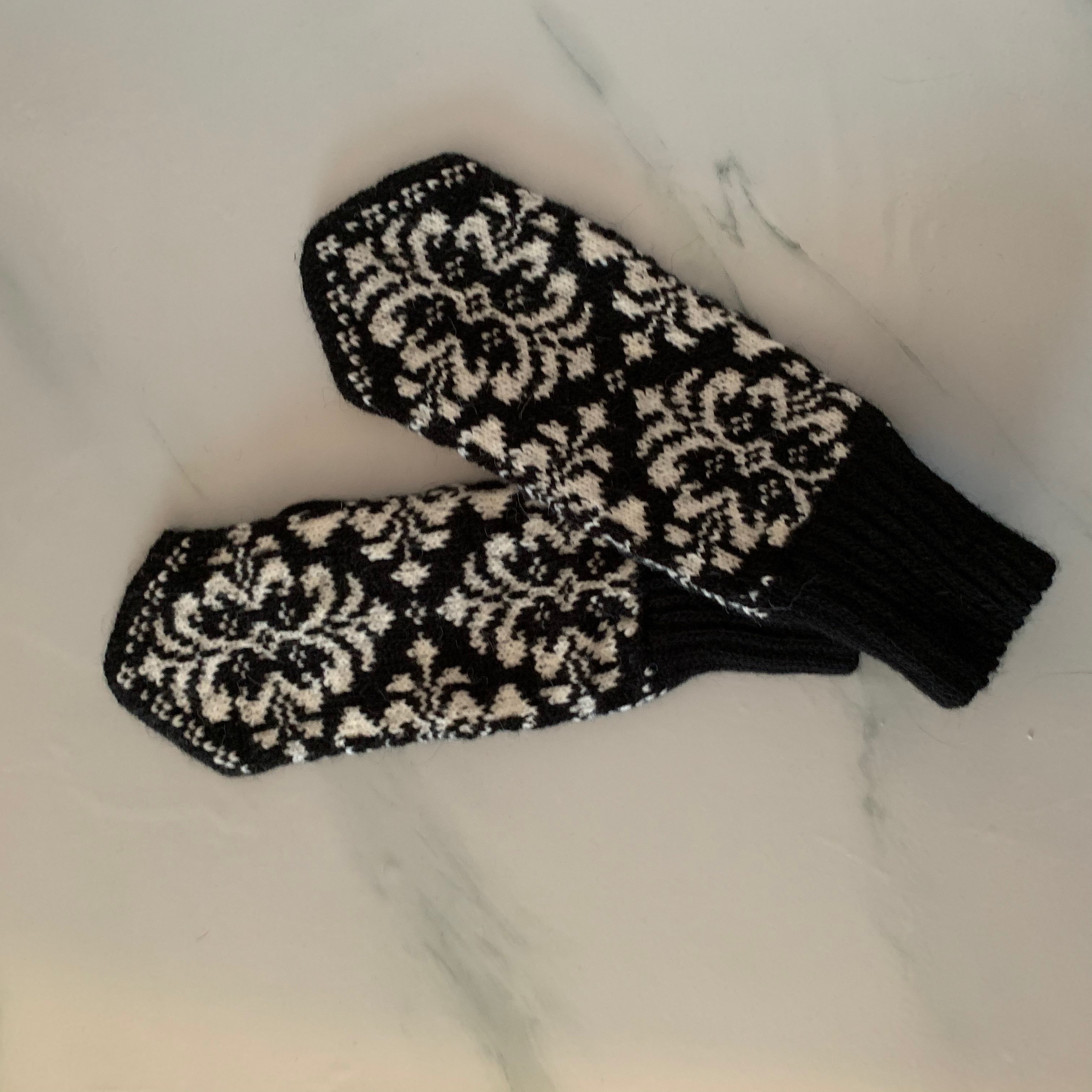 Фотография покупателя товара Варежки женские, цвет чёрный, размер 18 - Фото 2