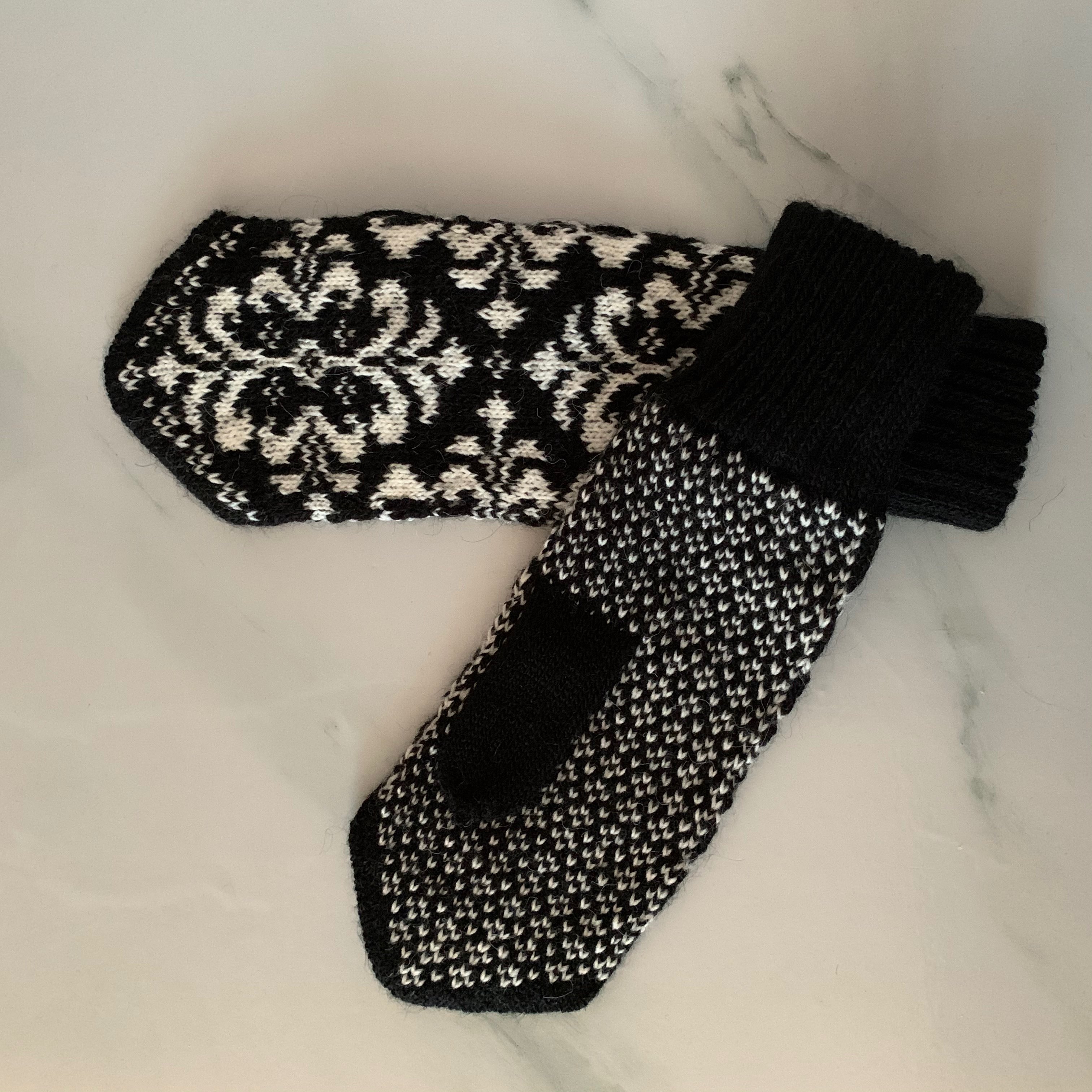 Фотография покупателя товара Варежки женские, цвет чёрный, размер 18 - Фото 3