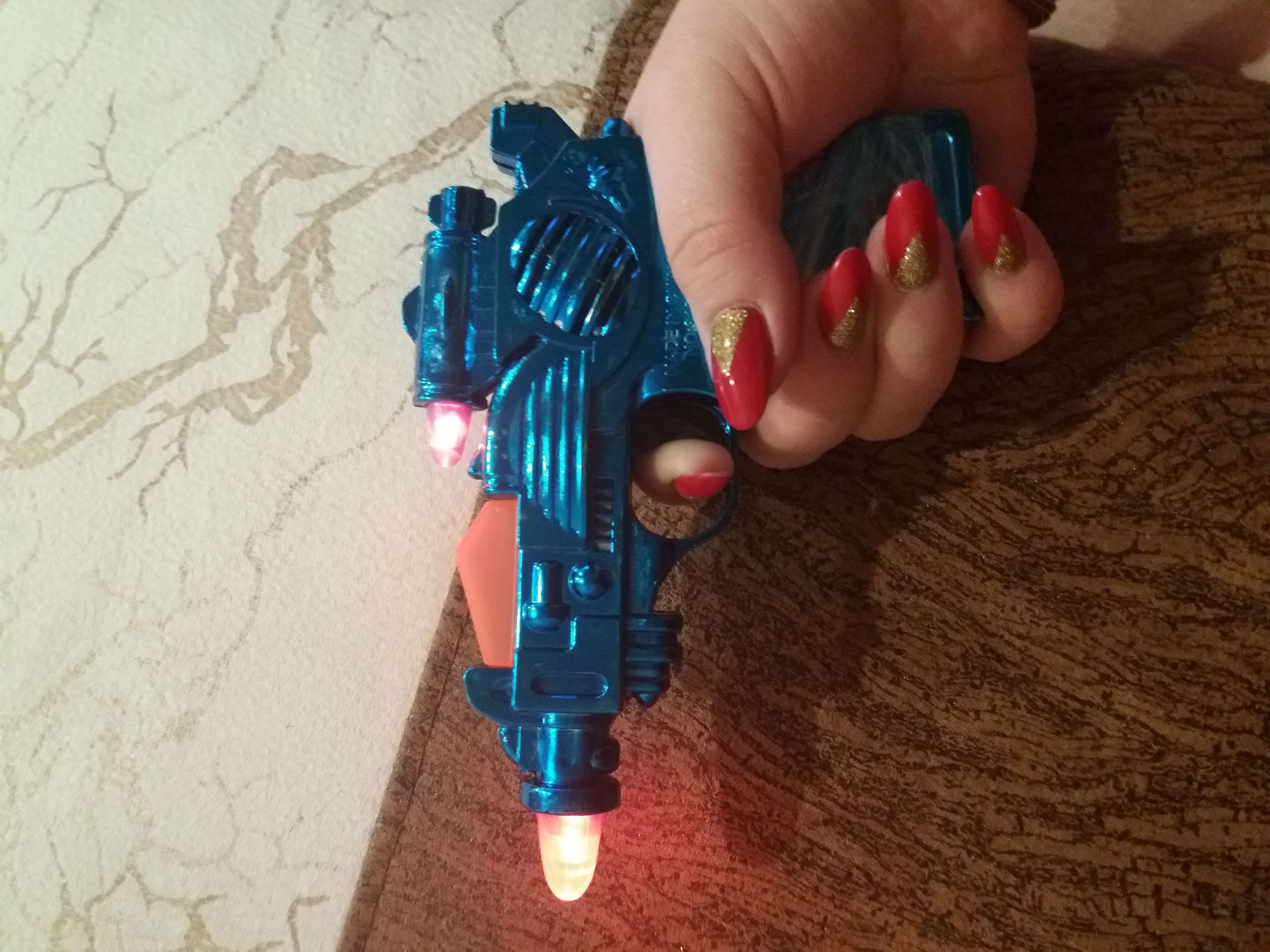 Фотография покупателя товара Пистолет «Сверчок», световые и звуковые эффекты, работает от батареек, цвета МИКС - Фото 7