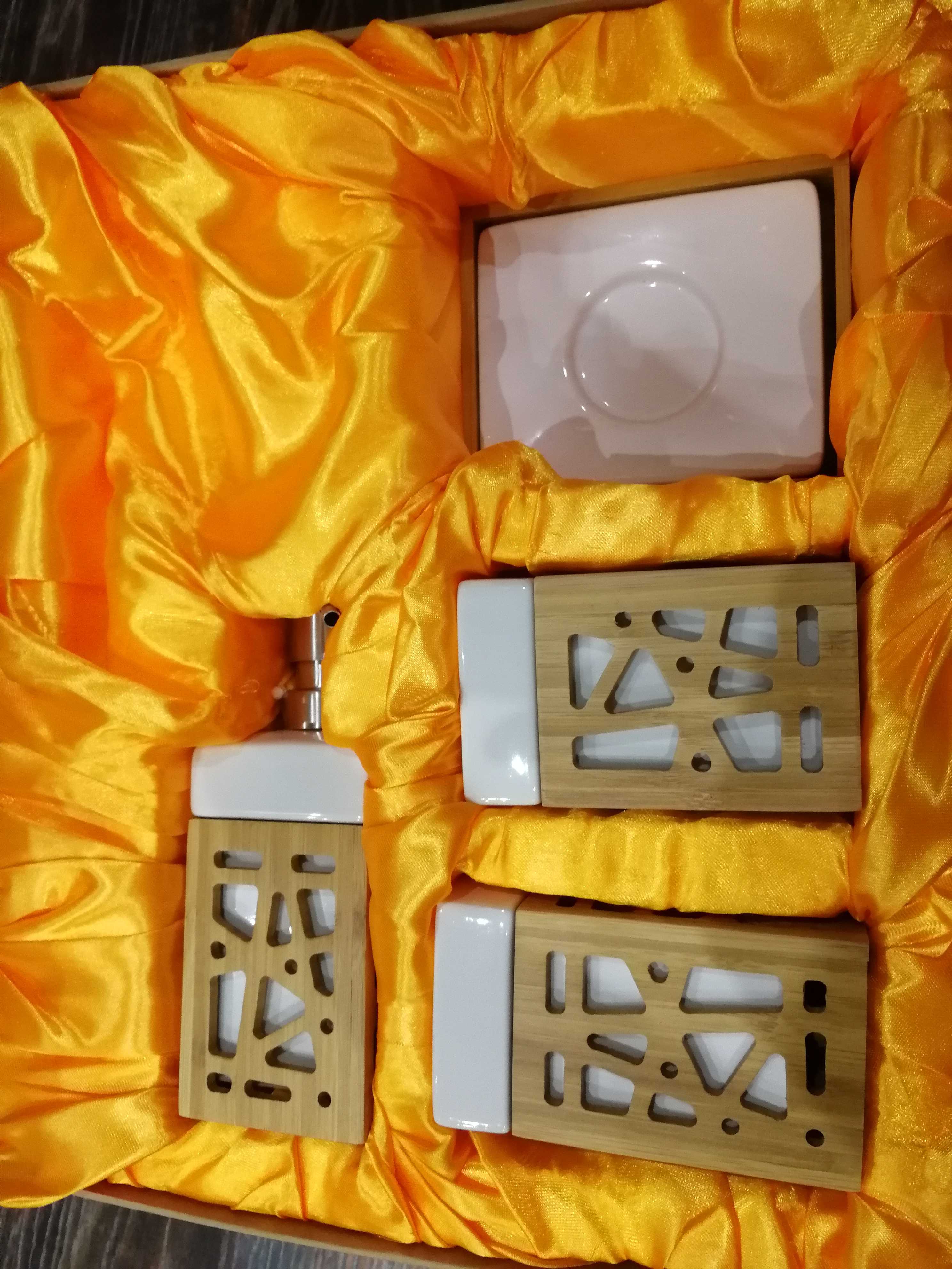 Фотография покупателя товара Набор аксессуаров для ванной комнаты «Дерево», 4 предмета (дозатор 300 мл, мыльница, 2 стакана), цвет белый