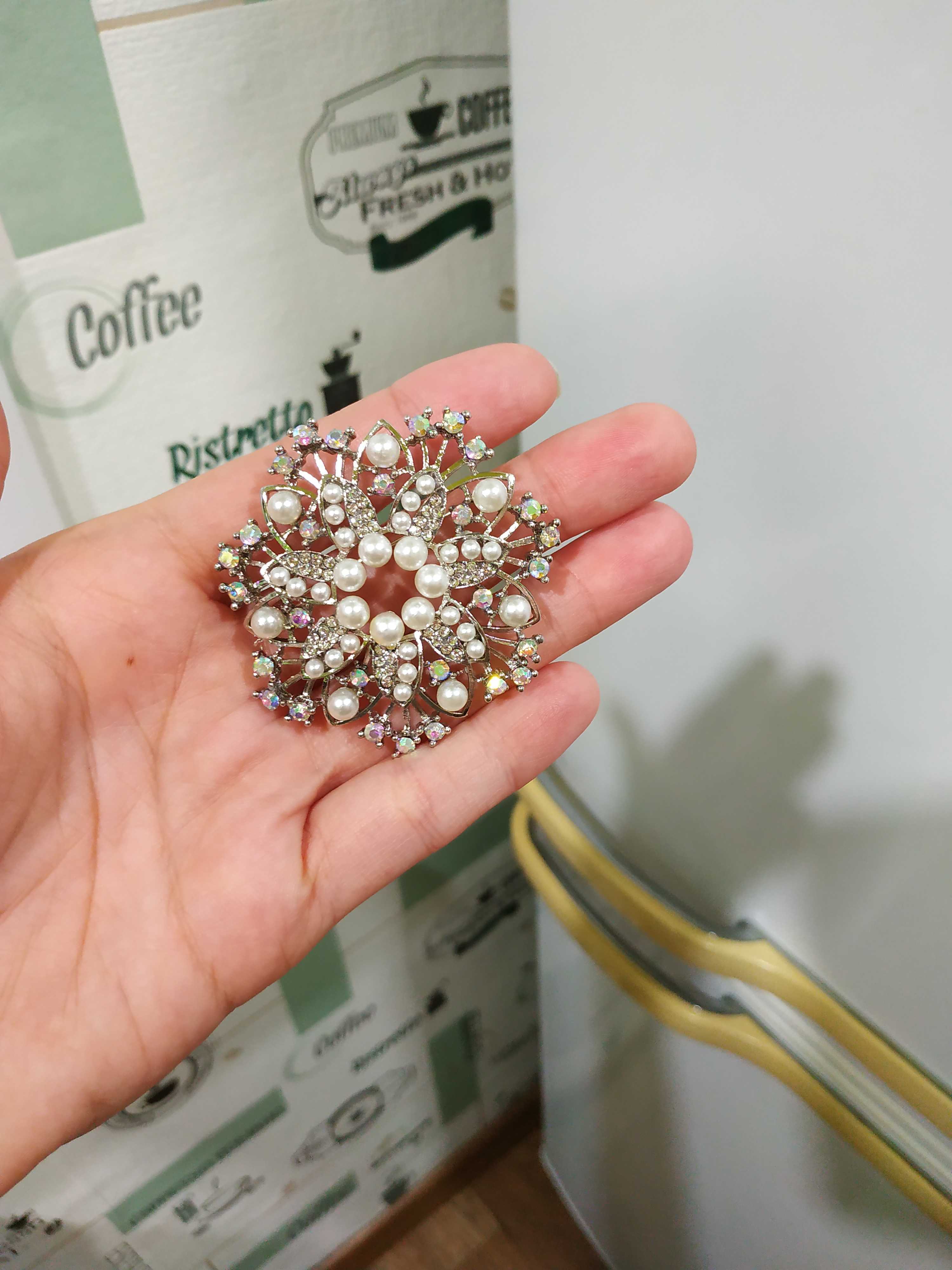 Фотография покупателя товара Брошь "Цветок" многослойный с жемчугом, цвет белый в серебре