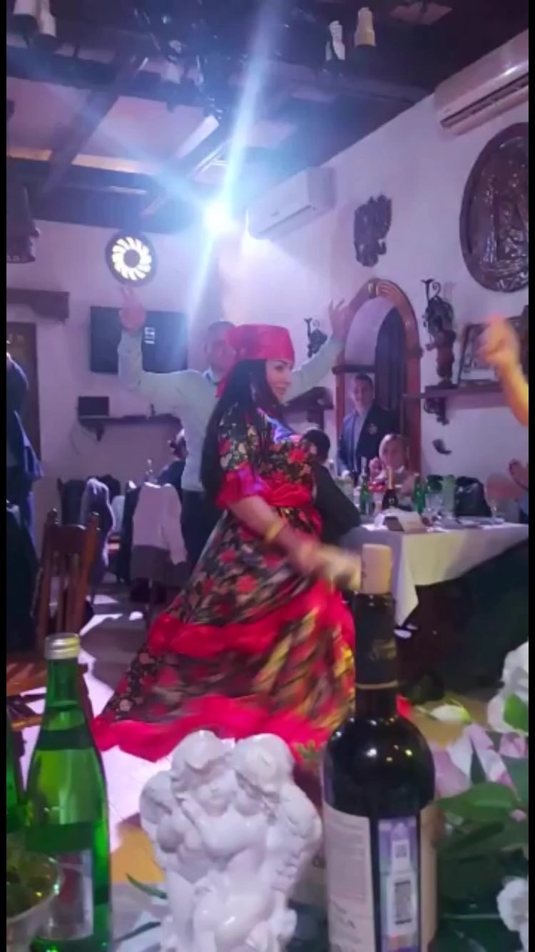 Фотография покупателя товара Карнавальный костюм "Цыганка", блузка, юбка, платок, пояс, парик, цвет красный, р-р 52 - Фото 2