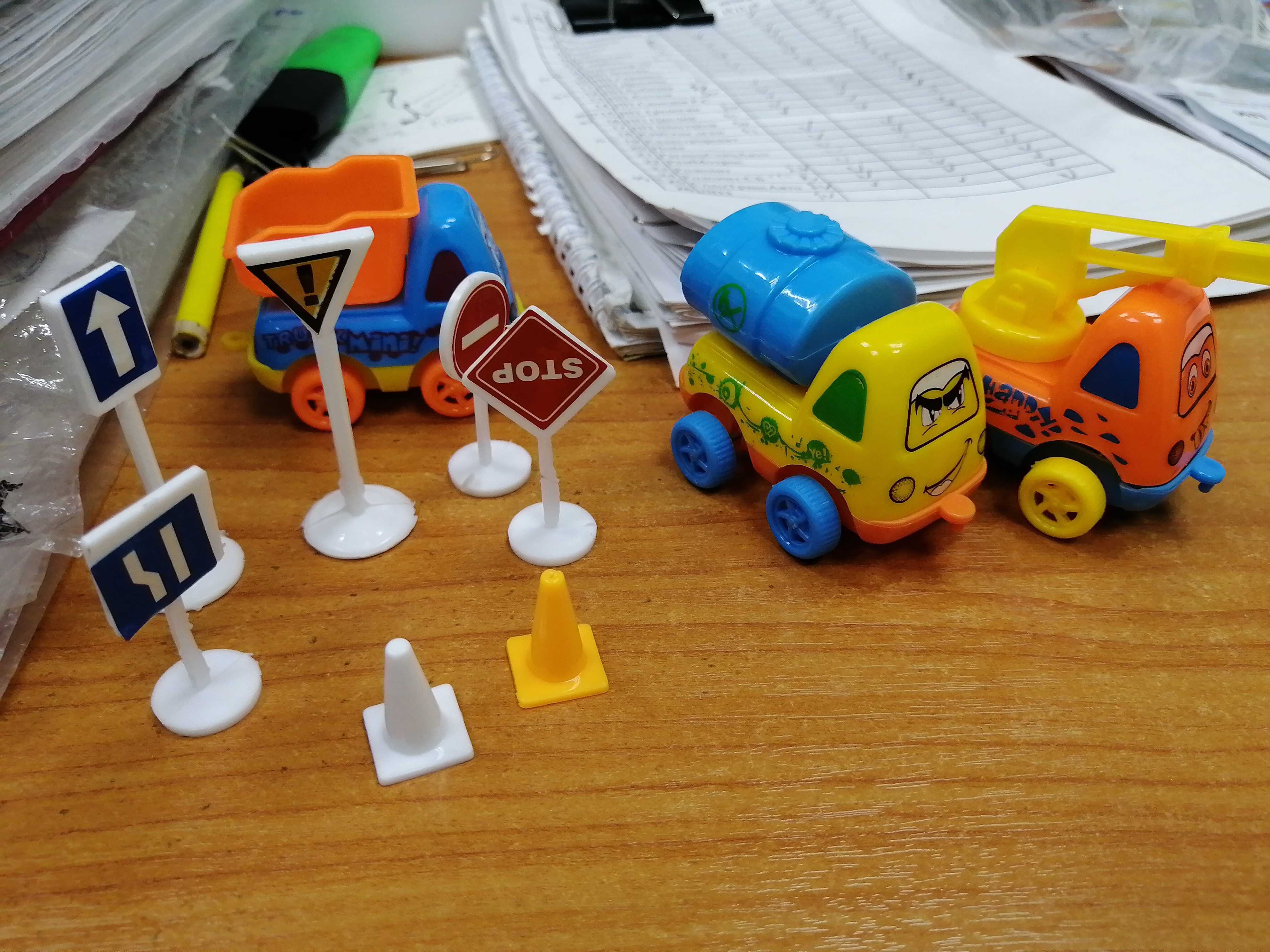 Фотография покупателя товара Машина «Забавная стройка», набор 3 машины и дорожные знаки, цвета МИКС