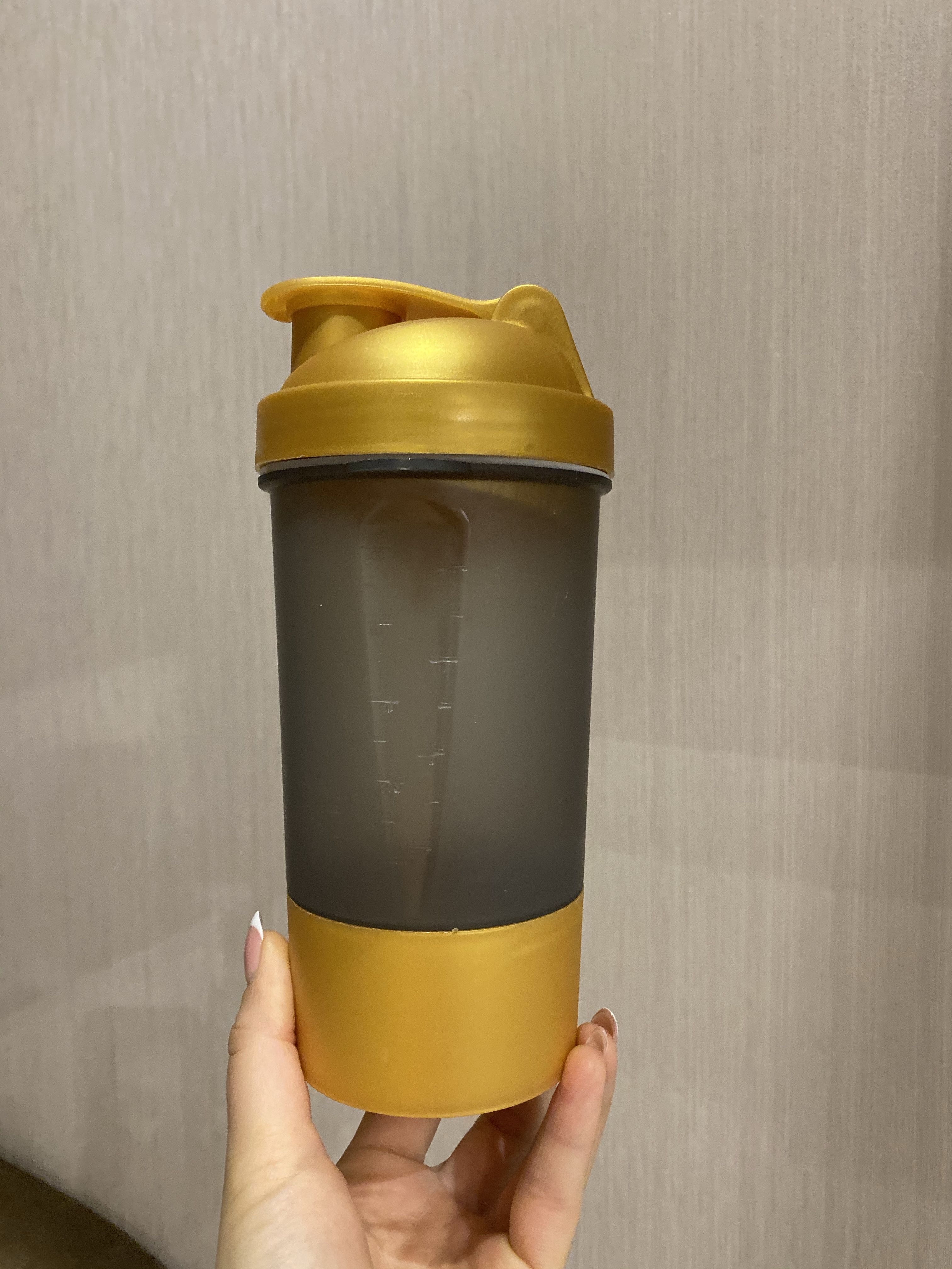 Фотография покупателя товара Шейкер спортивный с чашей под протеин, чёрно-золотой, 500 мл - Фото 4