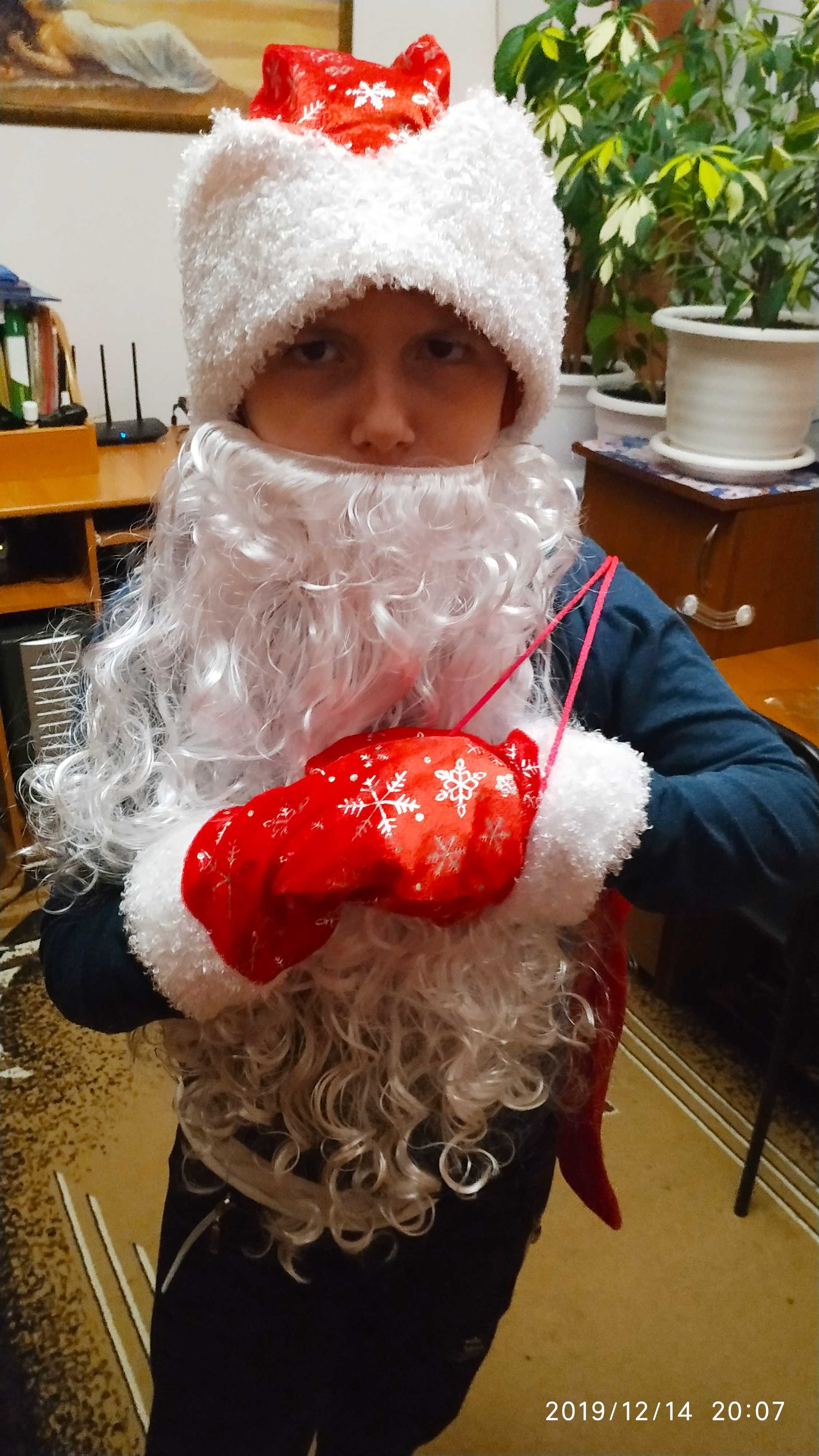 Фотография покупателя товара Набор «Деда Мороза»: шапка красная со снежинками, борода, варежки, р. 54-58 см - Фото 1