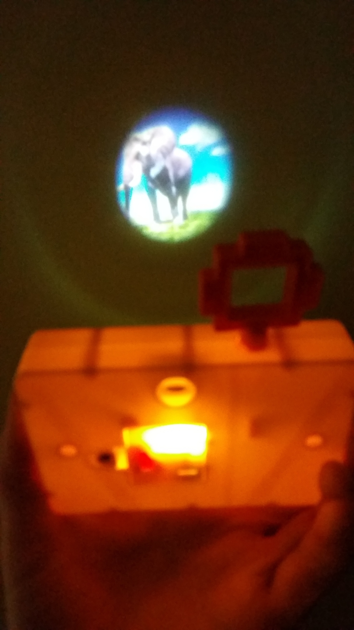 Фотография покупателя товара Конструктор «Фотоаппарат-проектор» с картинками животных, 86 деталей, цвета МИКС