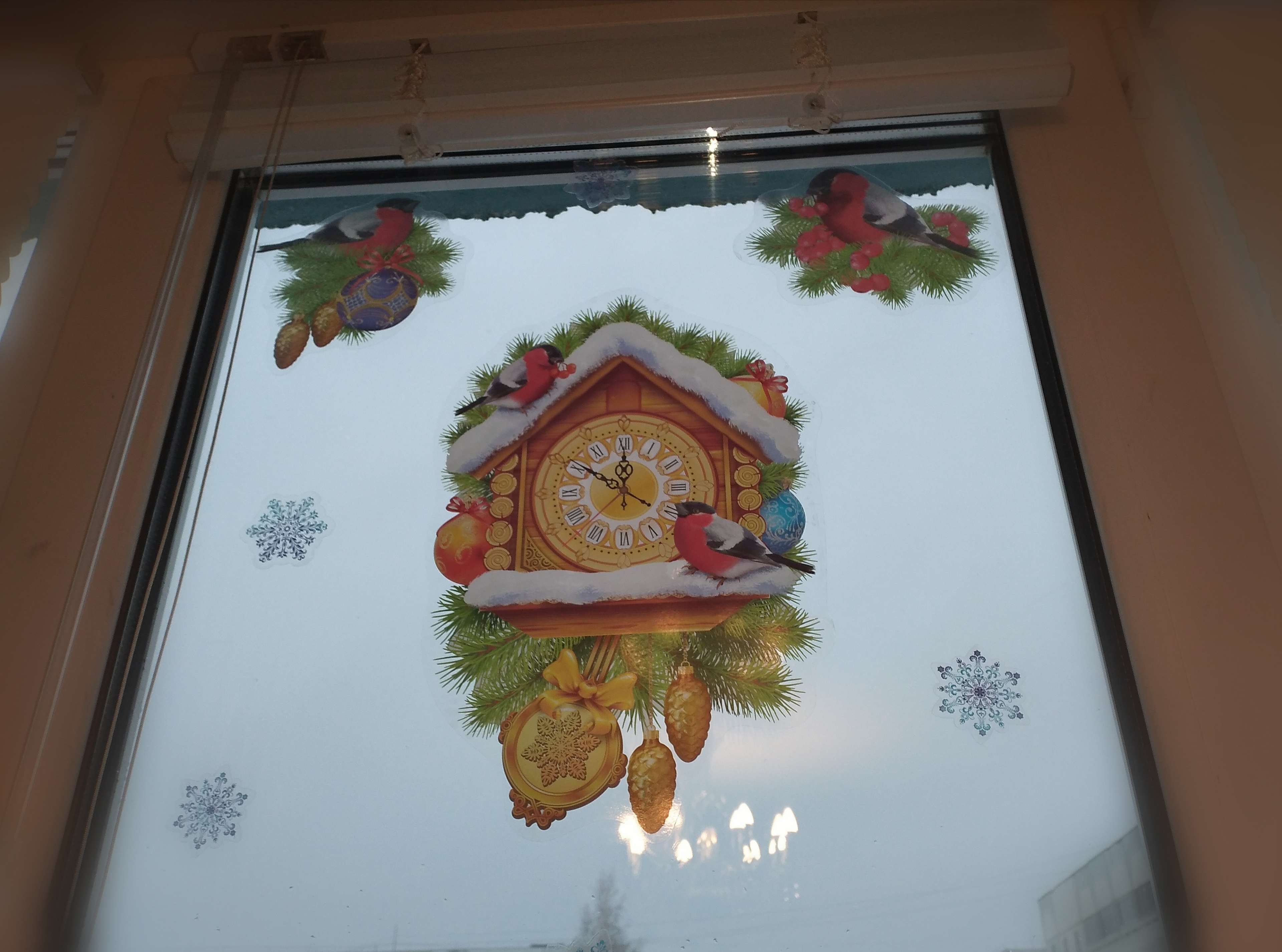 Фотография покупателя товара Набор наклеек на окна "Скоро, скоро Новый Год" снегири, часы, 33 х 49 см - Фото 2
